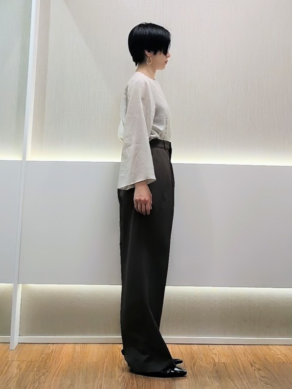 ミズタさんの「UNTITLED｜【接触冷感/麻混/洗える】ドライタッチキーネックブラウス」を使ったコーディネート