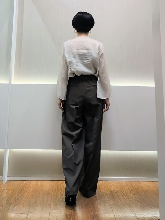 ミズタさんの「UNTITLED｜【接触冷感/麻混/洗える】ドライタッチキーネックブラウス」を使ったコーディネート