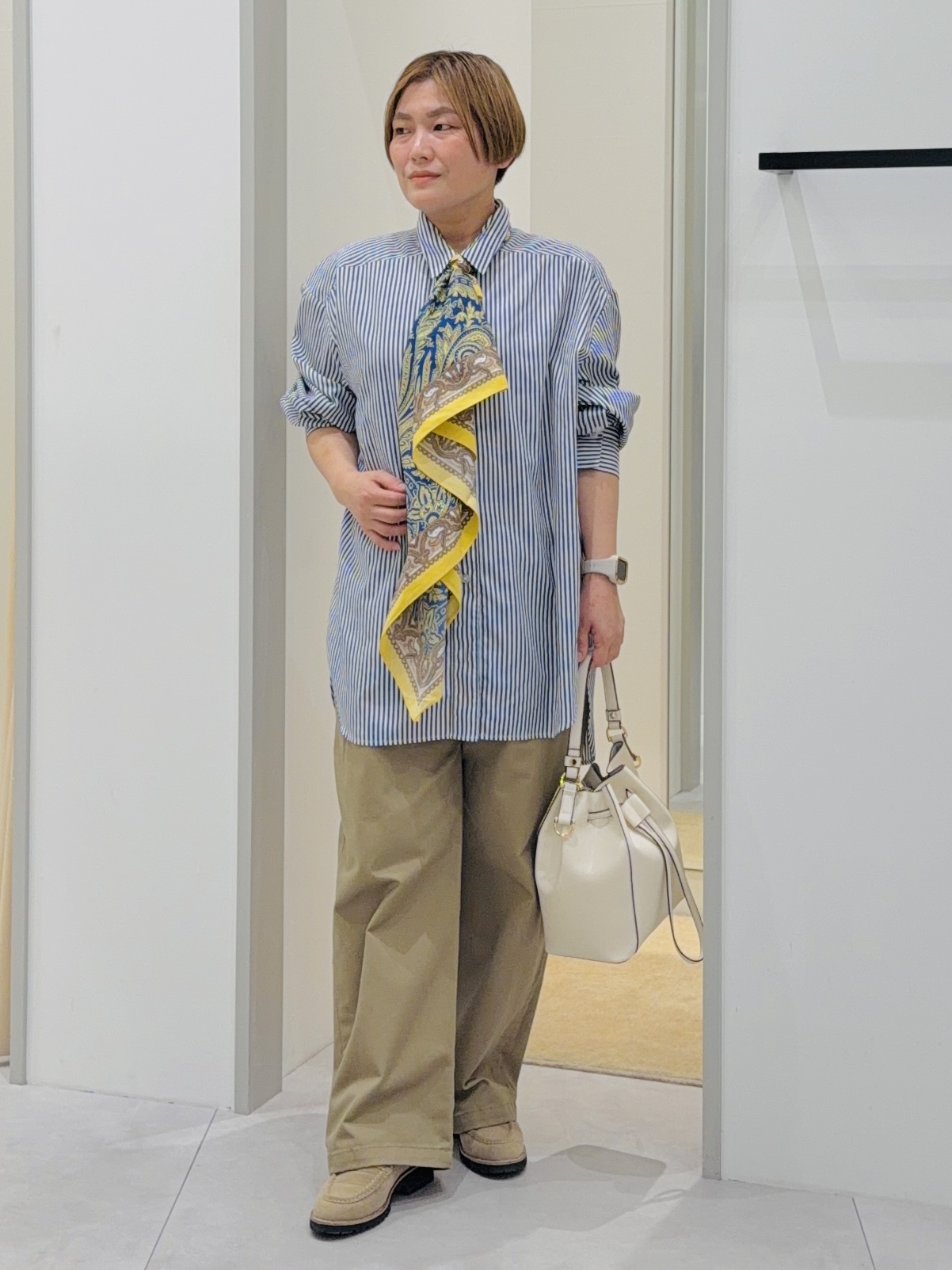 タナさんの「THE SHOP TK｜ゆったりシルエットで体型カバー ロングシャツ」を使ったコーディネート
