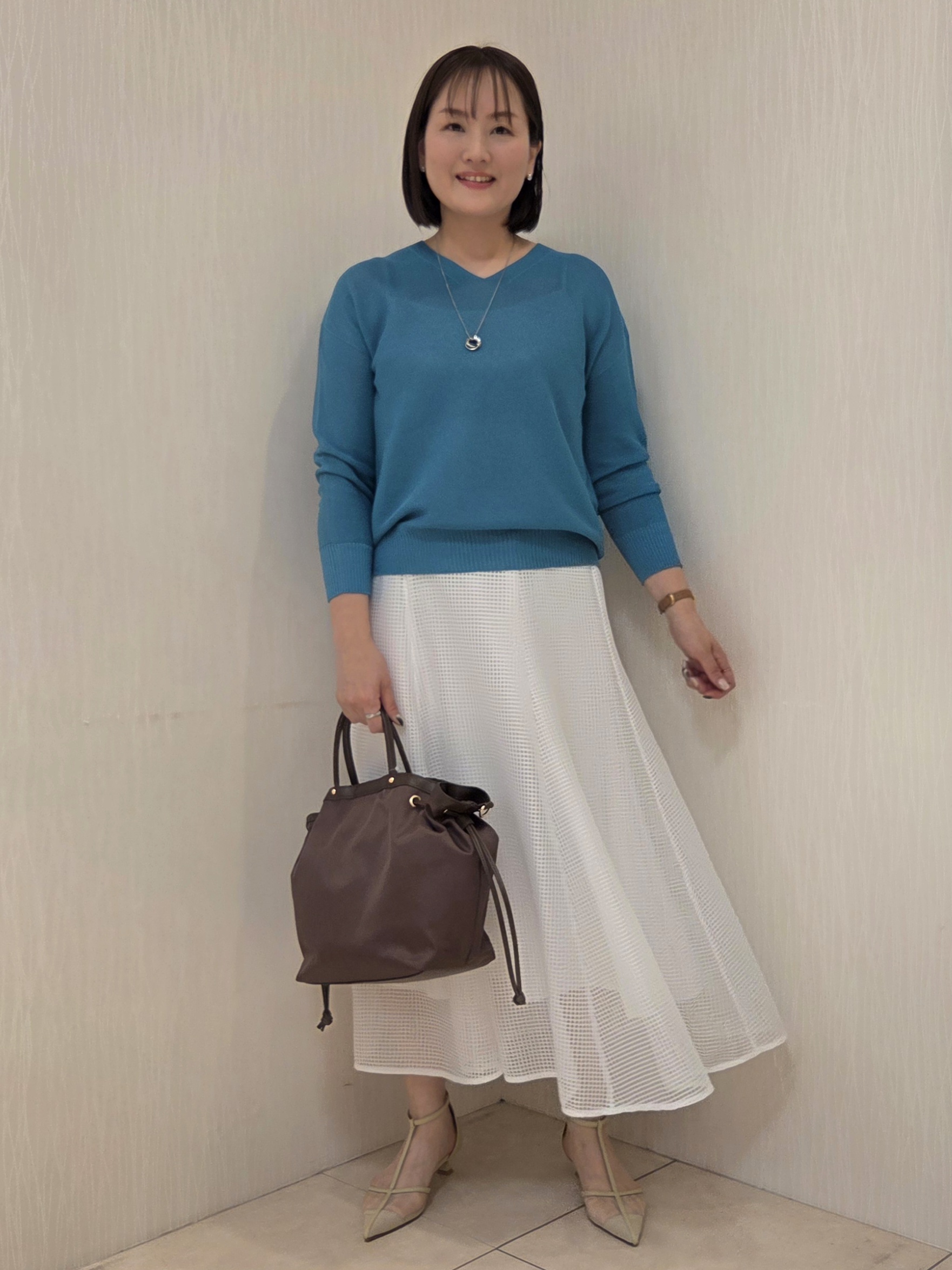 naokoさんの「UNTITLED｜【7色展開/洗える/程よい透け感】ドライタッチVネックニット」を使ったコーディネート