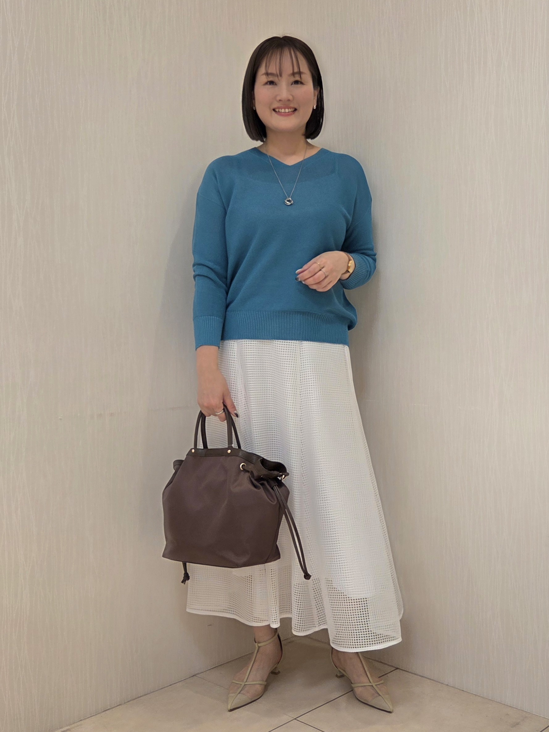 naokoさんの「UNTITLED｜【7色展開/洗える/程よい透け感】ドライタッチVネックニット」を使ったコーディネート