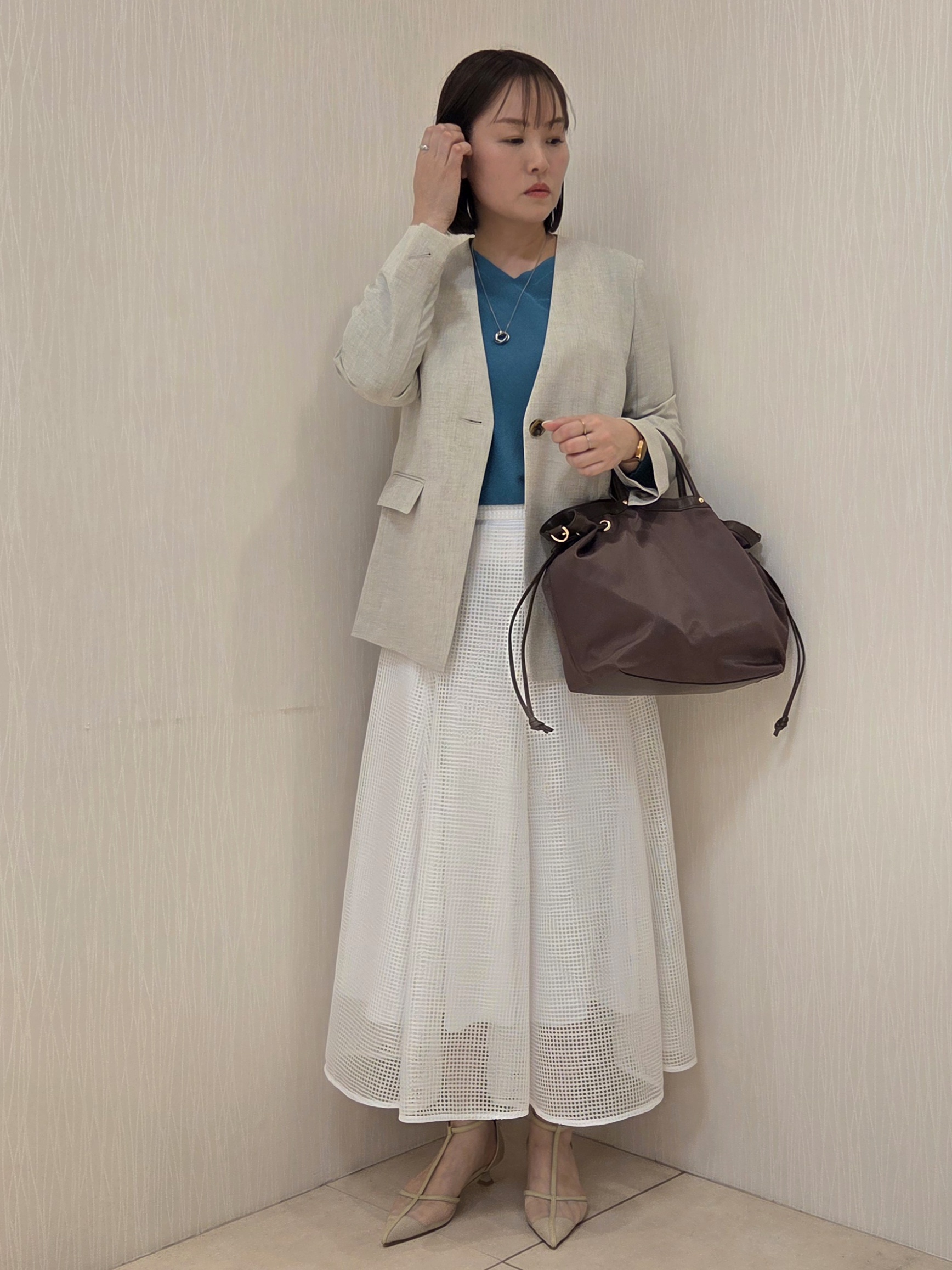naokoさんの「UNTITLED｜【7色展開/洗える/程よい透け感】ドライタッチVネックニット」を使ったコーディネート