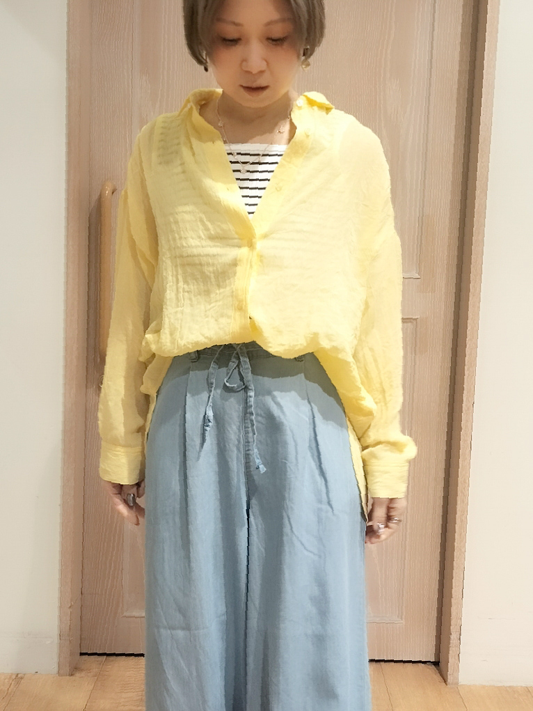 YUKIさんの「SHOO･LA･RUE｜【体型カバー】ふんわり質感 やわらかこなれシアーシャツ」を使ったコーディネート
