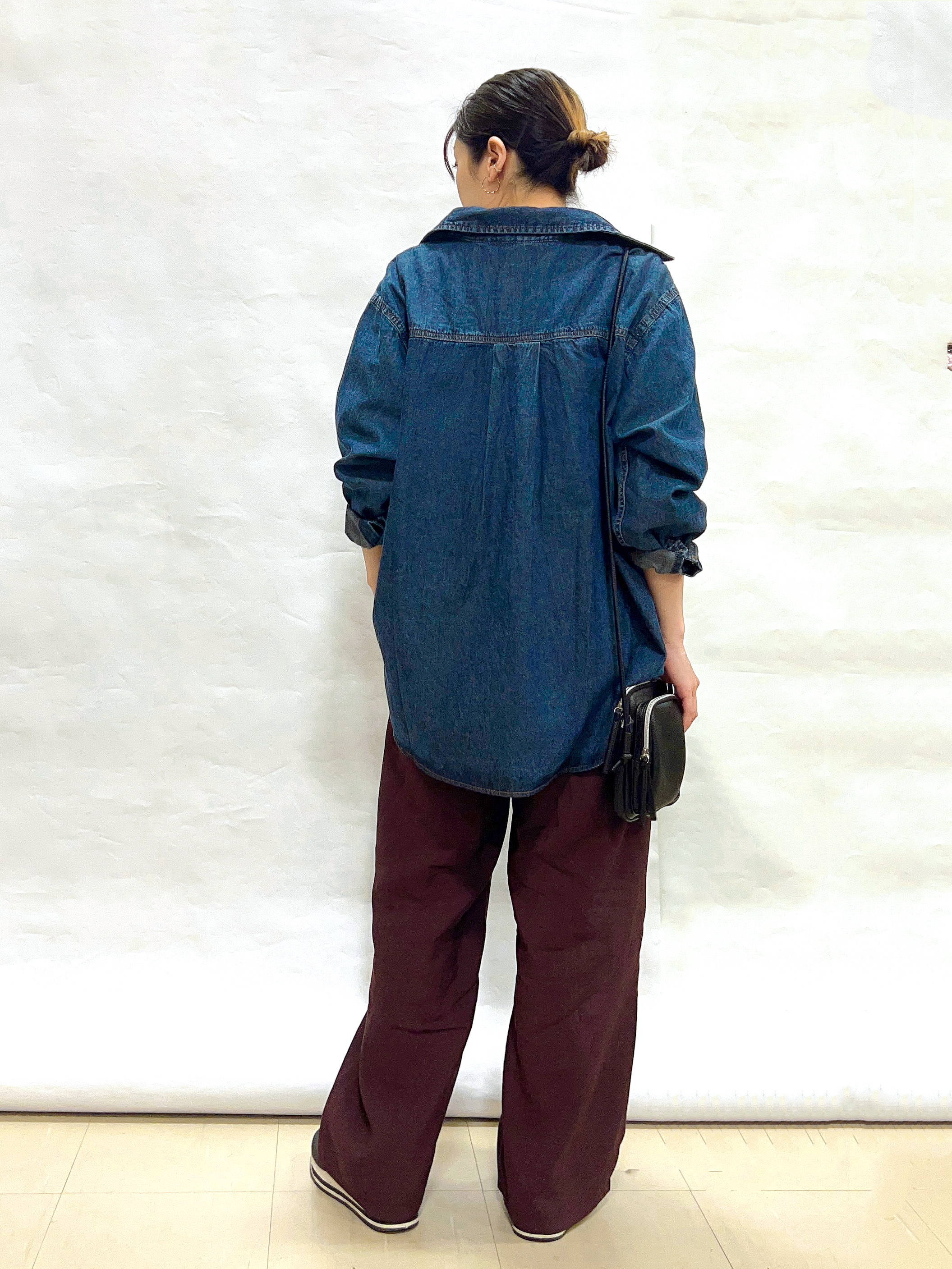 まっつんさんの「SHOO･LA･RUE｜【洗濯機可/体型カバー】こなれ感をプラスする ライトオンスデニムシャツ」を使ったコーディネート