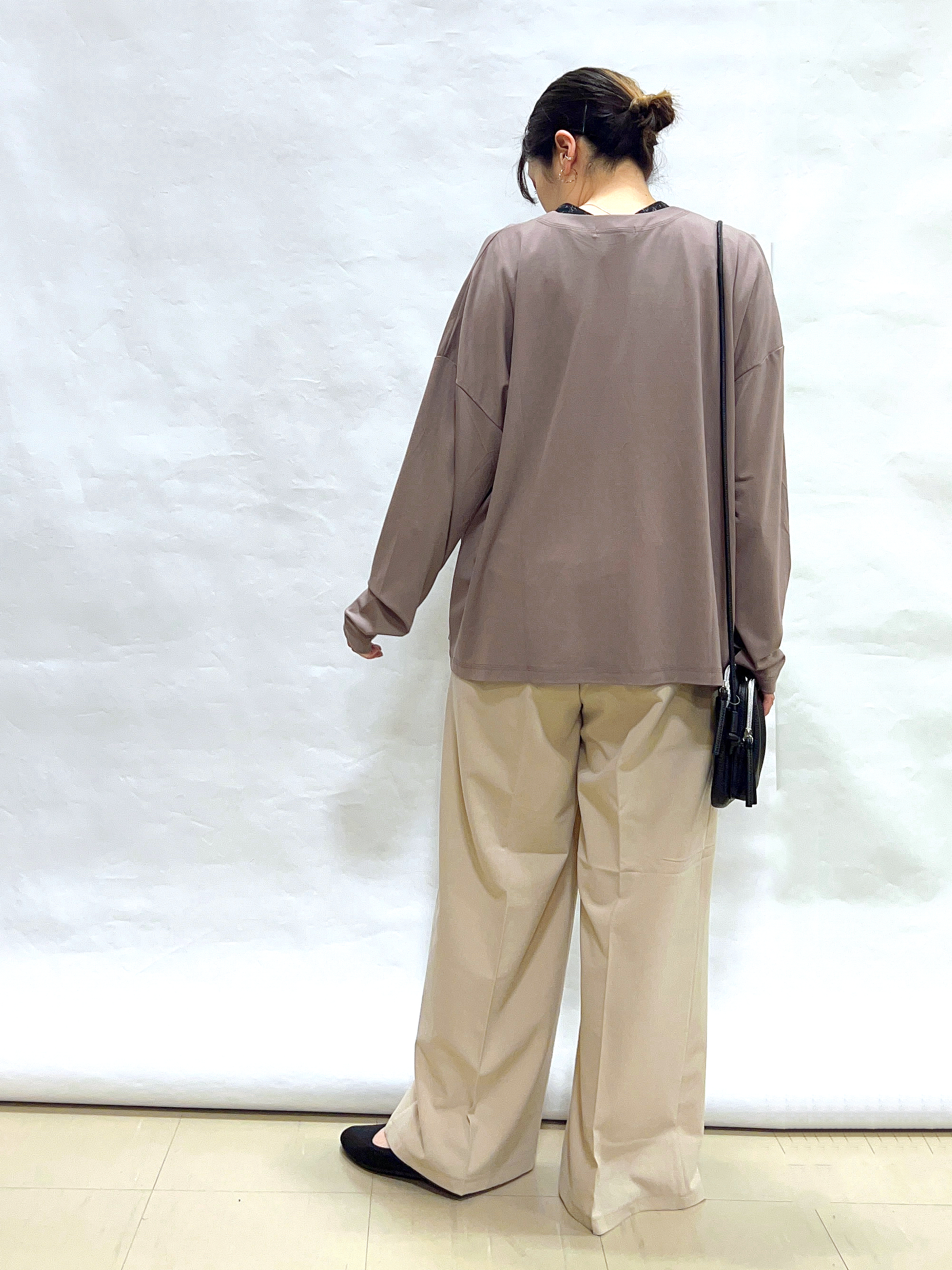 まっつんさんの「SHOO･LA･RUE｜【S-LL/UV】手の甲まで隠れる 指穴付き とろみVネックカーディガン」を使ったコーディネート