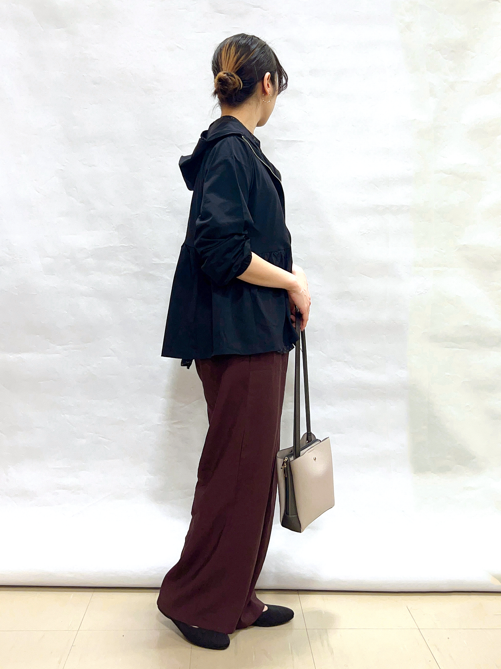まっつんさんの「SHOO･LA･RUE｜【ひんやり/S-LL/体型カバー】ペプラムフリルとゴールドパーツが女性らしい UVパーカ」を使ったコーディネート