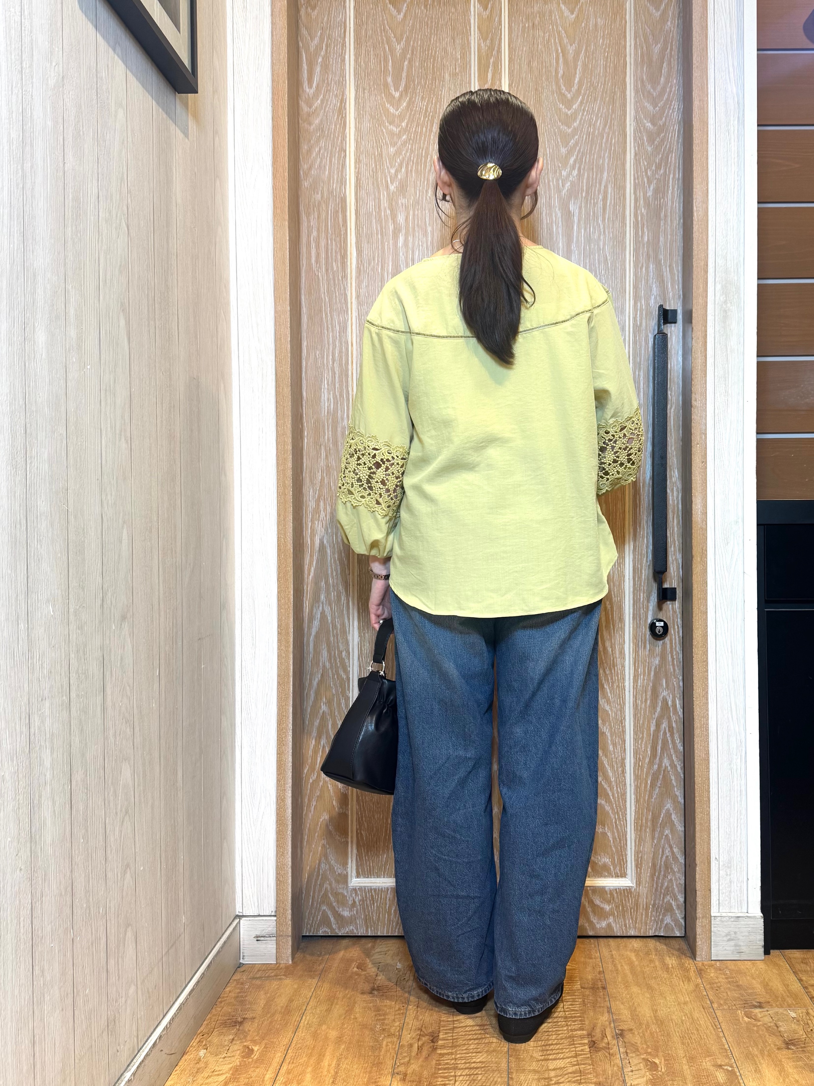KAORIさんの「SHOO･LA･RUE｜【洗濯機可/7分袖】インせず着られる 透かし編み柄が上品な レース切替シャツ」を使ったコーディネート