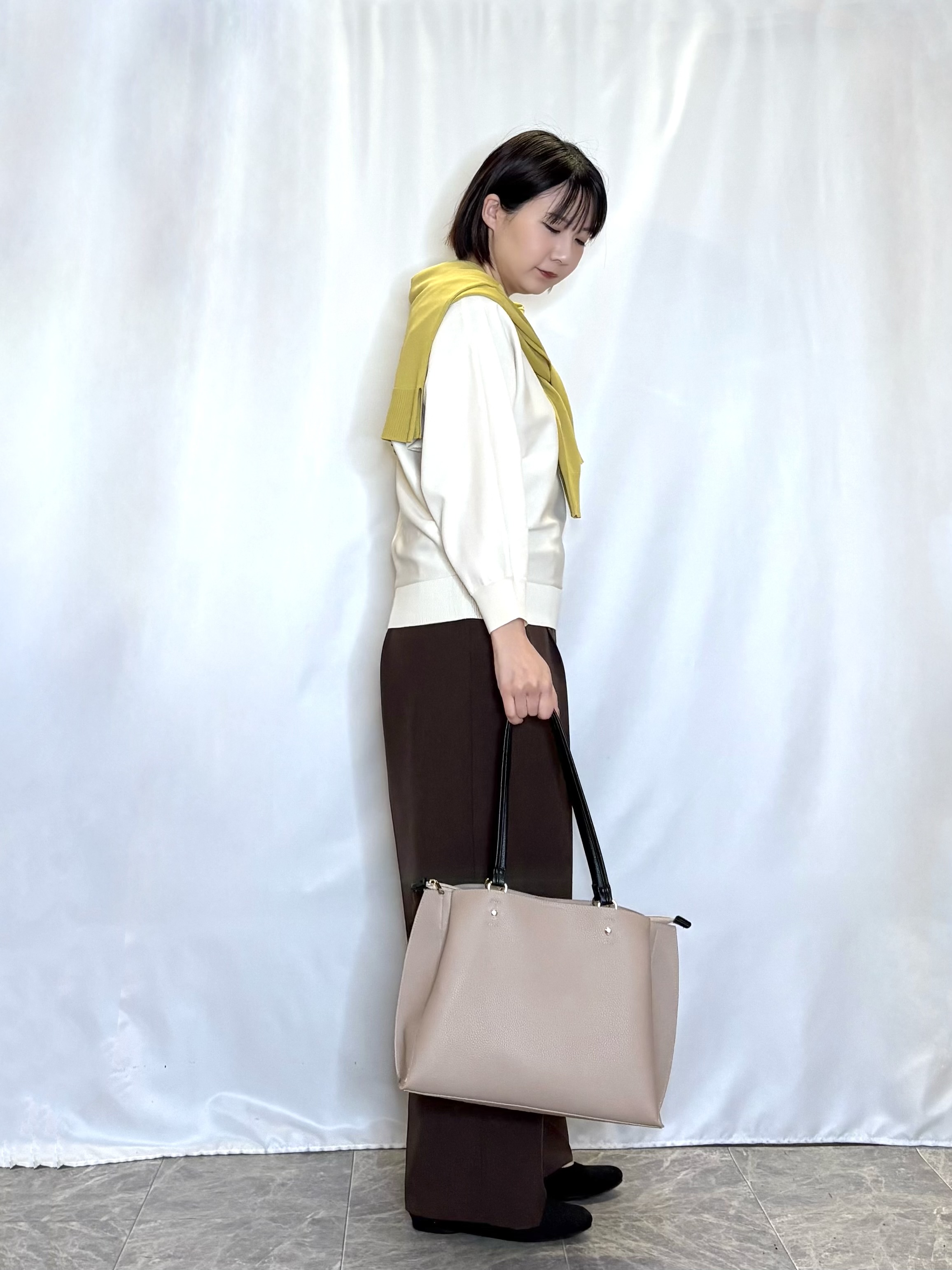 ネリさんの「SHOO･LA･RUE｜【洗濯機可/ひんやり/UV】さらっとしたタッチが心地よい ショート丈 Vネックカーディガン」を使ったコーディネート