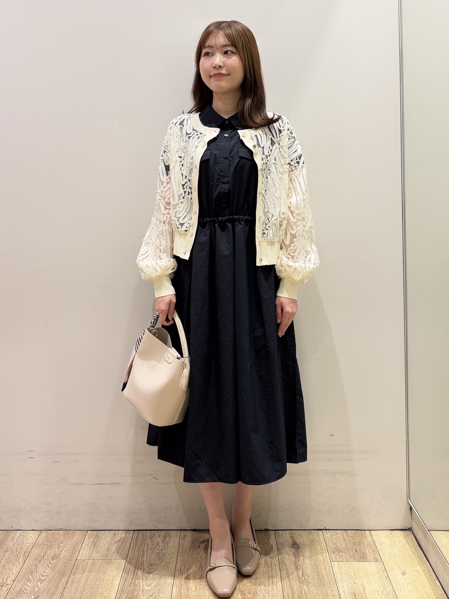 MOMOさんの「index｜シアー幾何刺繍カーディガン【洗濯機OK】」を使ったコーディネート