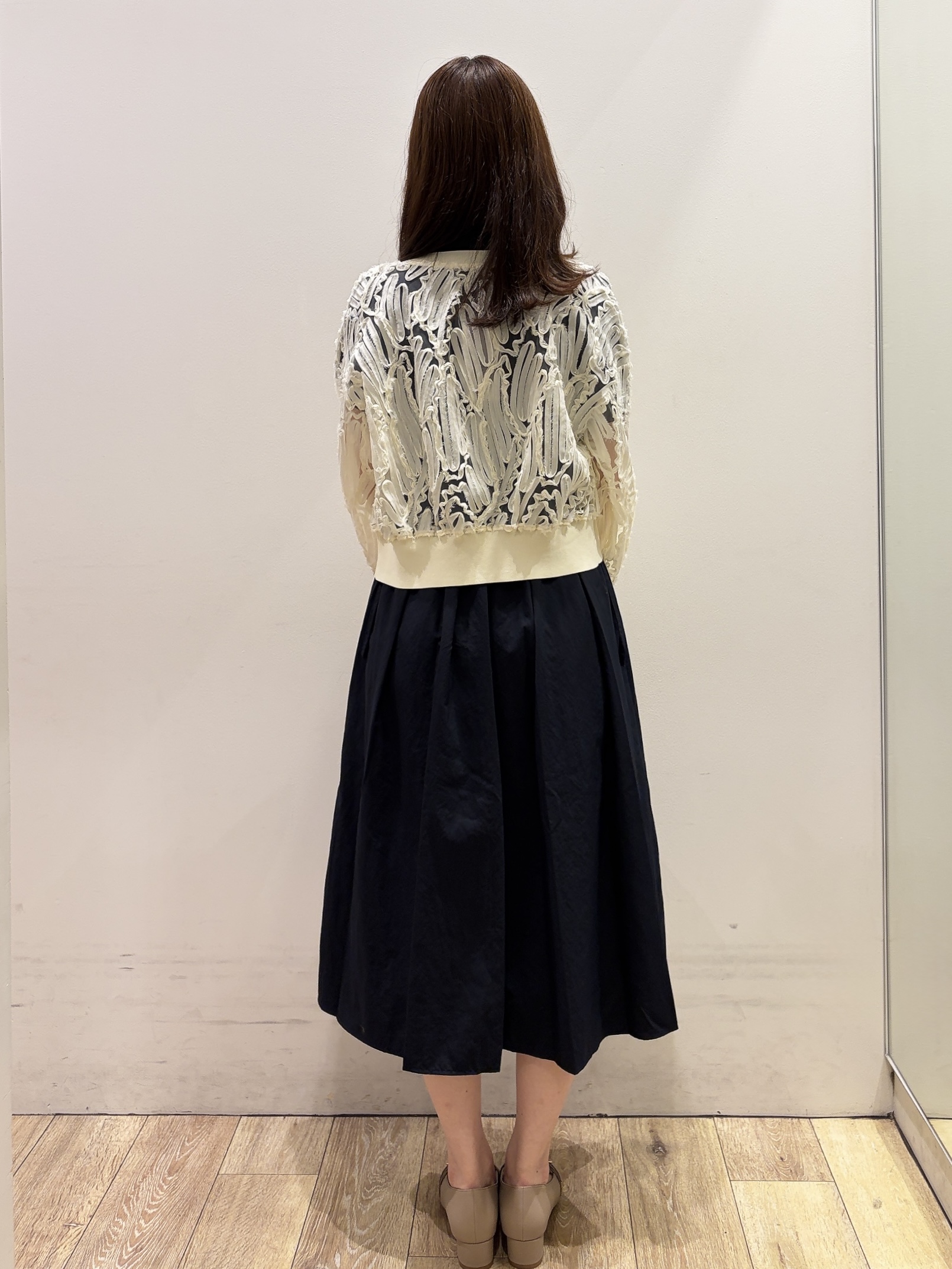 MOMOさんの「index｜シアー幾何刺繍カーディガン【洗濯機OK】」を使ったコーディネート