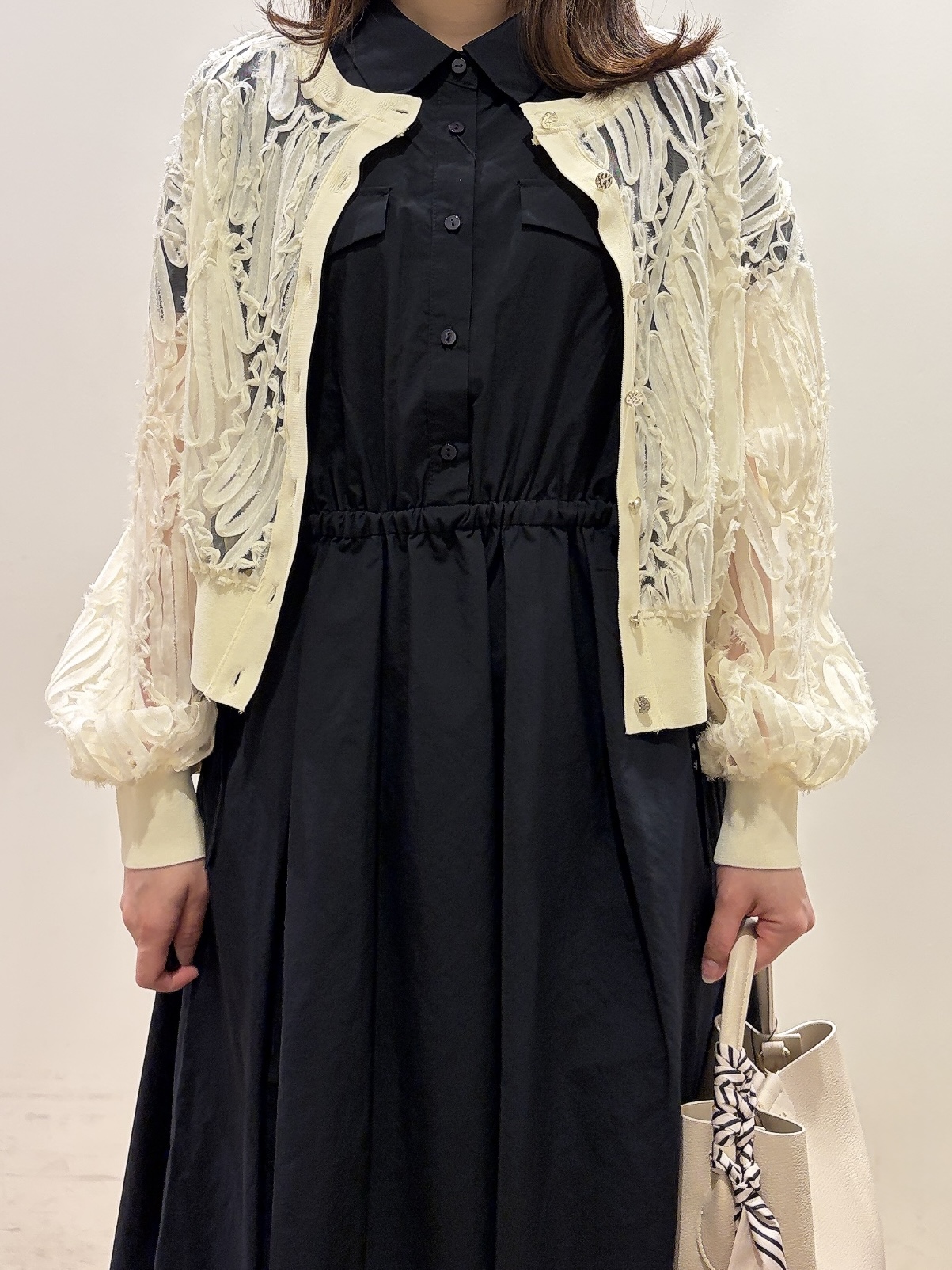 MOMOさんの「index｜シアー幾何刺繍カーディガン【洗濯機OK】」を使ったコーディネート