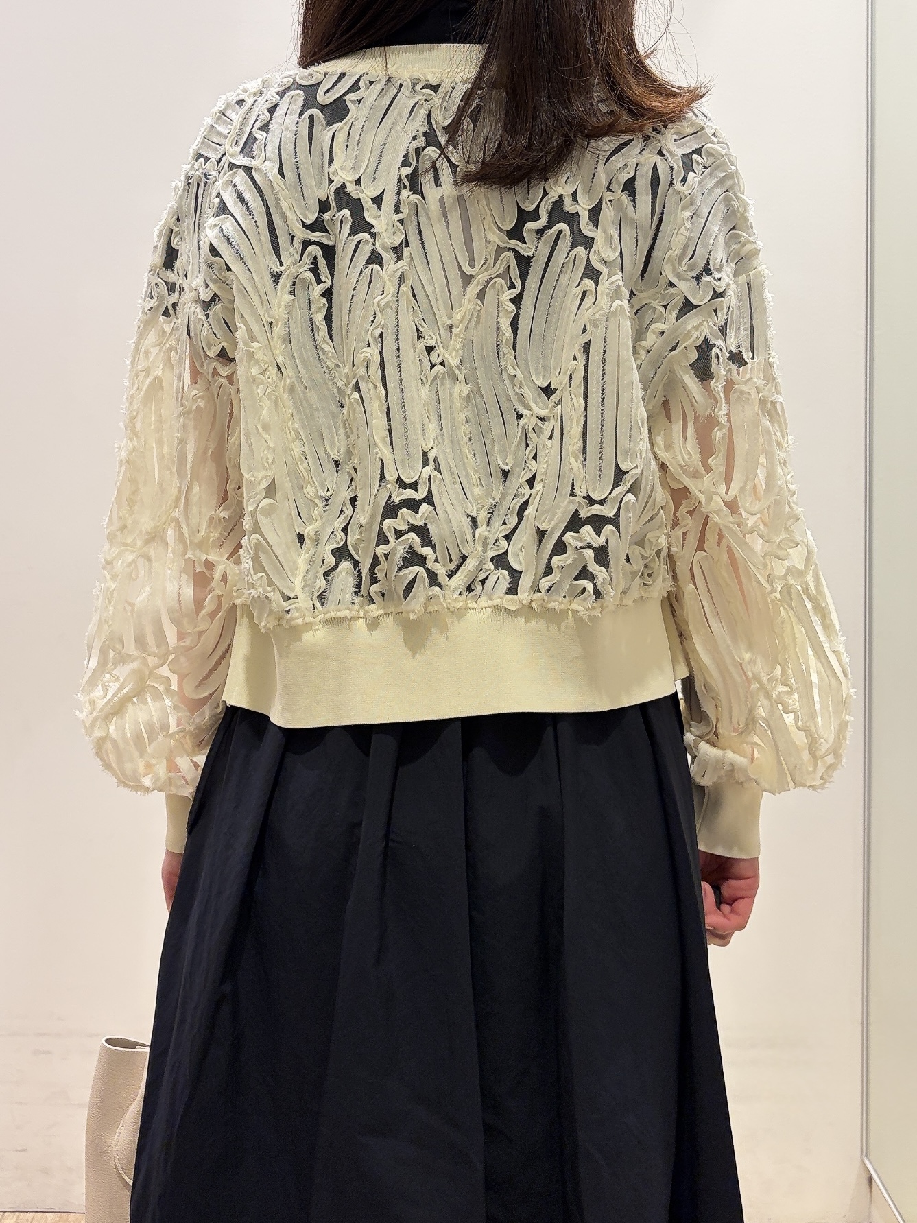 MOMOさんの「index｜シアー幾何刺繍カーディガン【洗濯機OK】」を使ったコーディネート