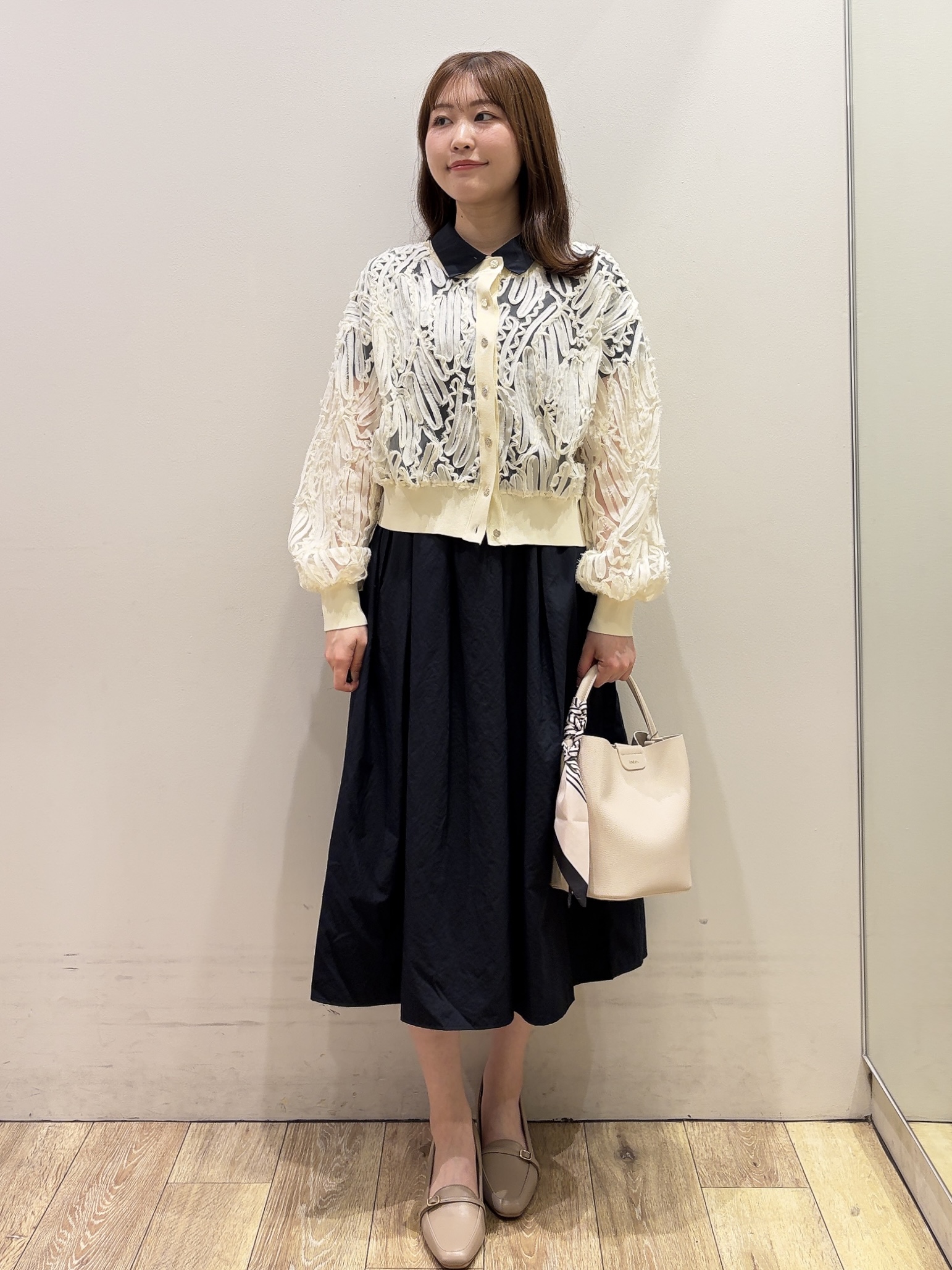 MOMOさんの「index｜シアー幾何刺繍カーディガン【洗濯機OK】」を使ったコーディネート