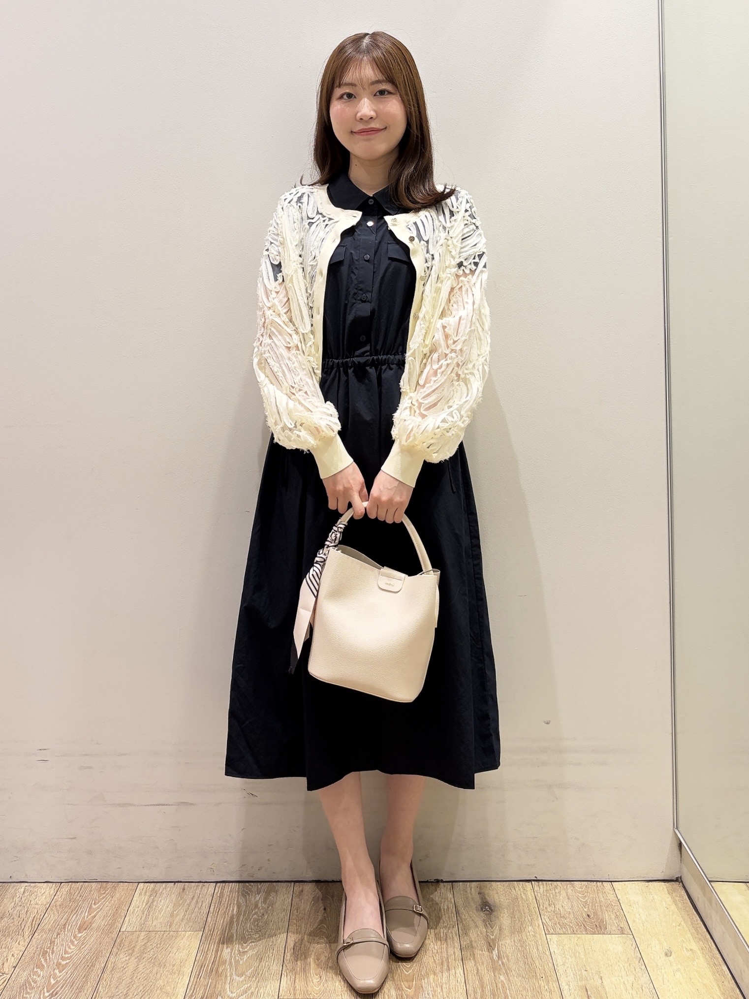 MOMOさんの「index｜シアー幾何刺繍カーディガン【洗濯機OK】」を使ったコーディネート