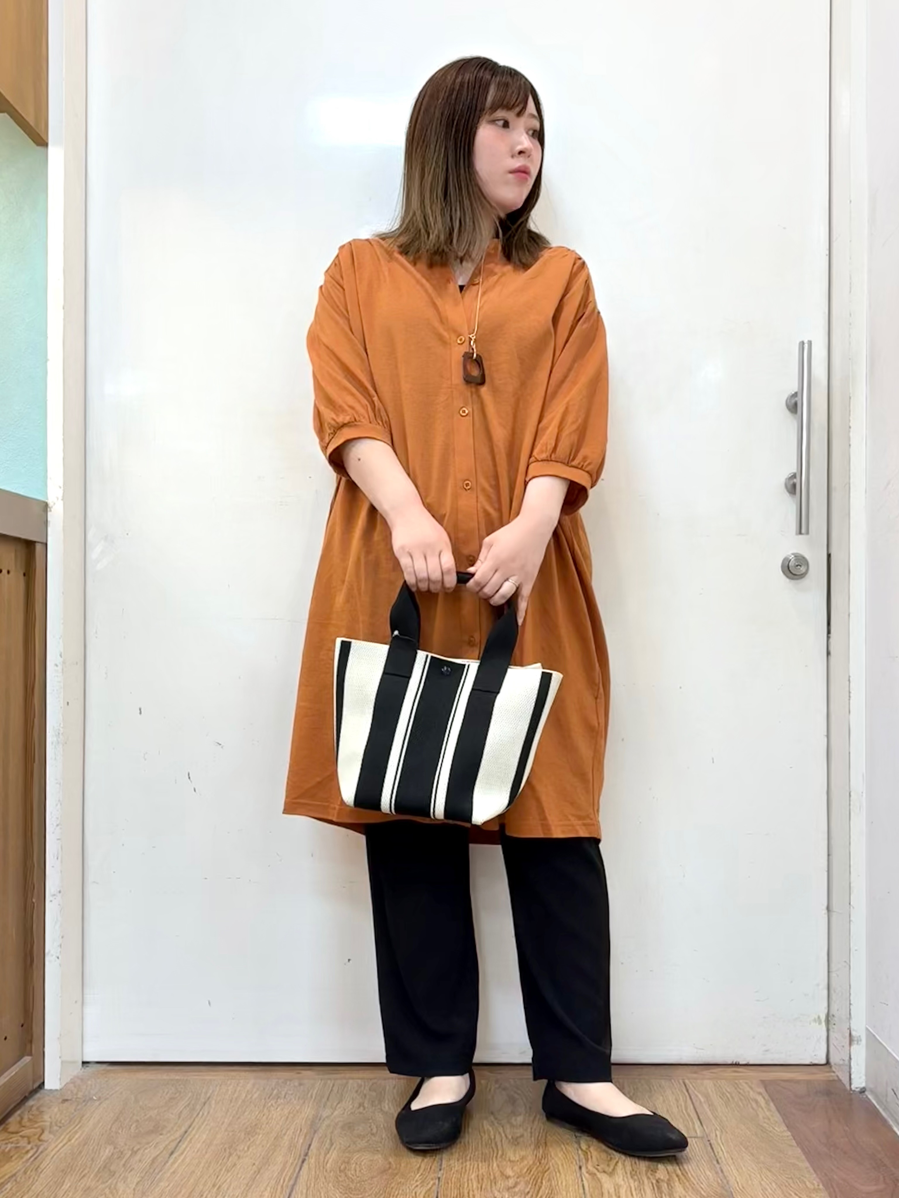 だいわさんの「SHOO･LA･RUE｜【洗濯機可/S-LL】1枚でも羽織でも キーネックシャツワンピース」を使ったコーディネート
