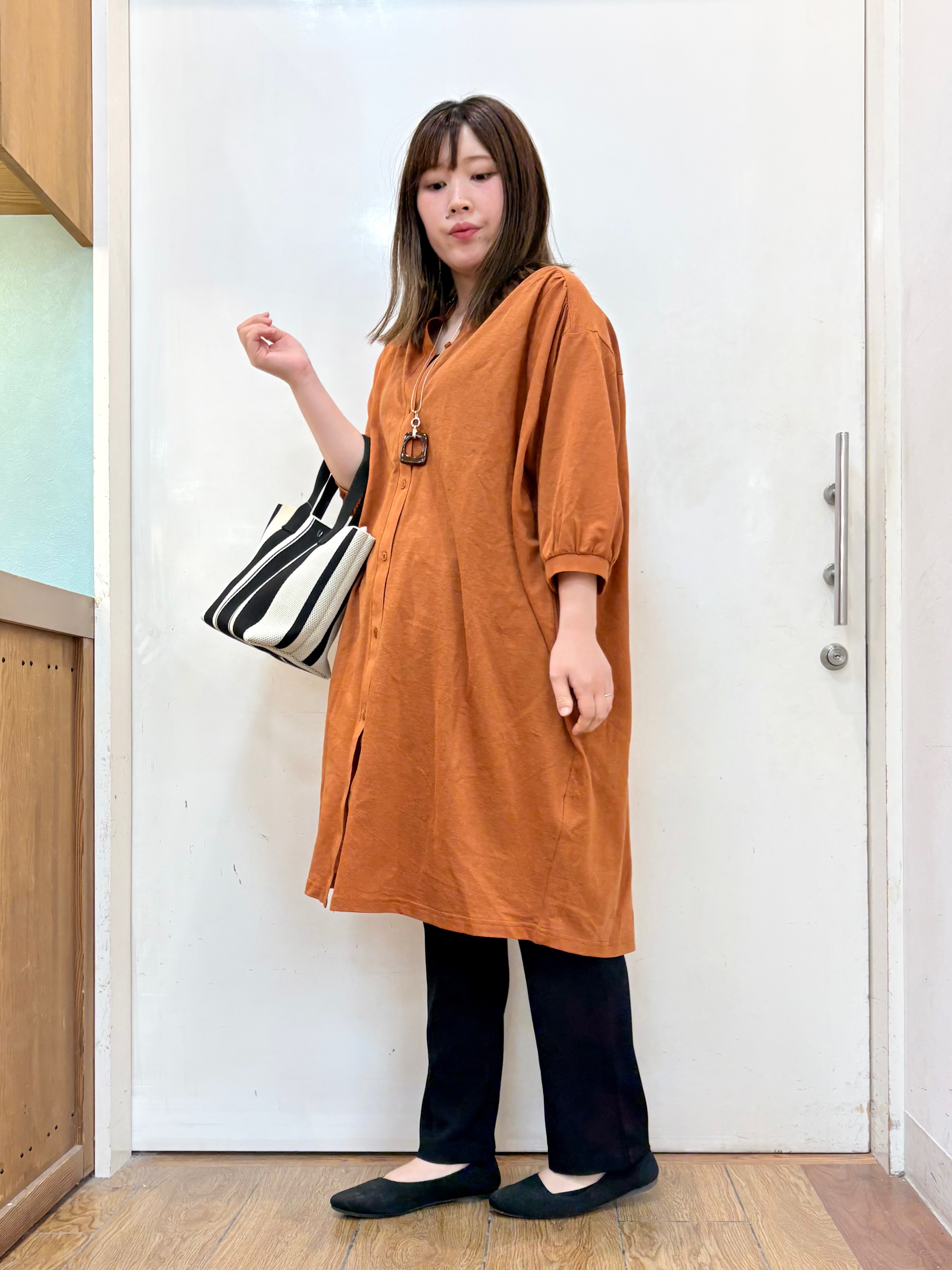 だいわさんの「SHOO･LA･RUE｜【洗濯機可/S-LL】1枚でも羽織でも キーネックシャツワンピース」を使ったコーディネート