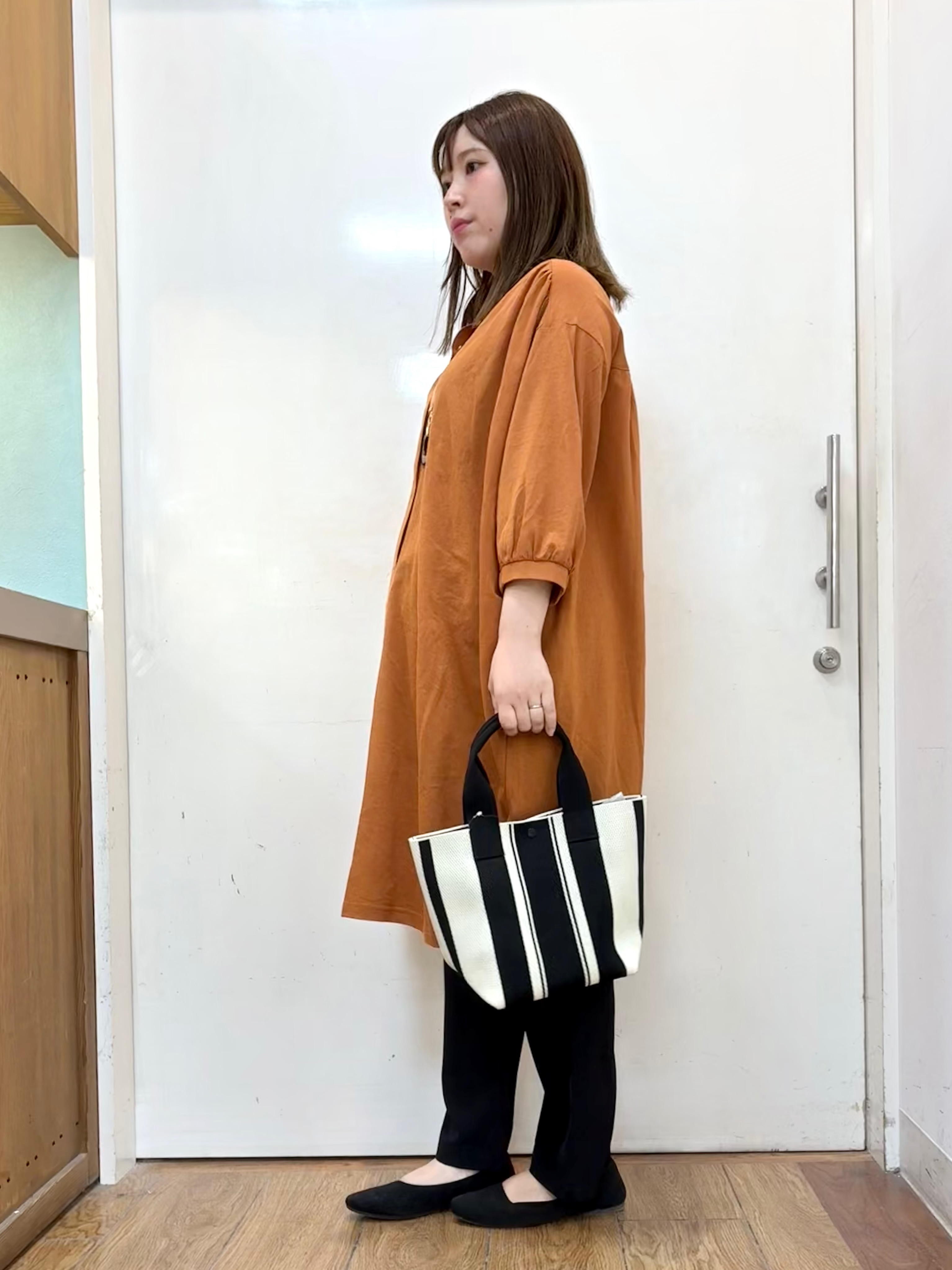 だいわさんの「SHOO･LA･RUE｜【洗濯機可/S-LL】1枚でも羽織でも キーネックシャツワンピース」を使ったコーディネート