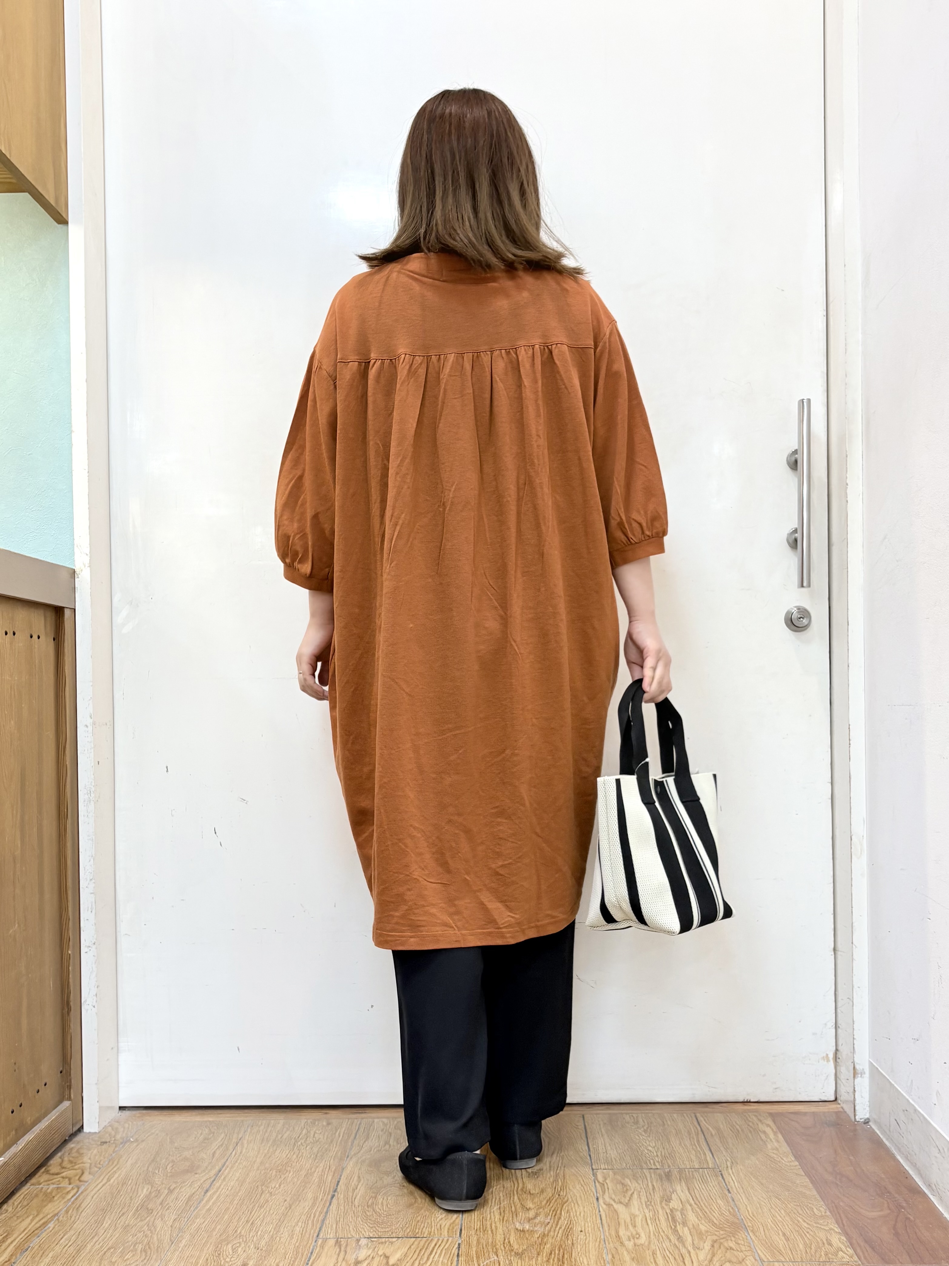 だいわさんの「SHOO･LA･RUE｜【洗濯機可/S-LL】1枚でも羽織でも キーネックシャツワンピース」を使ったコーディネート