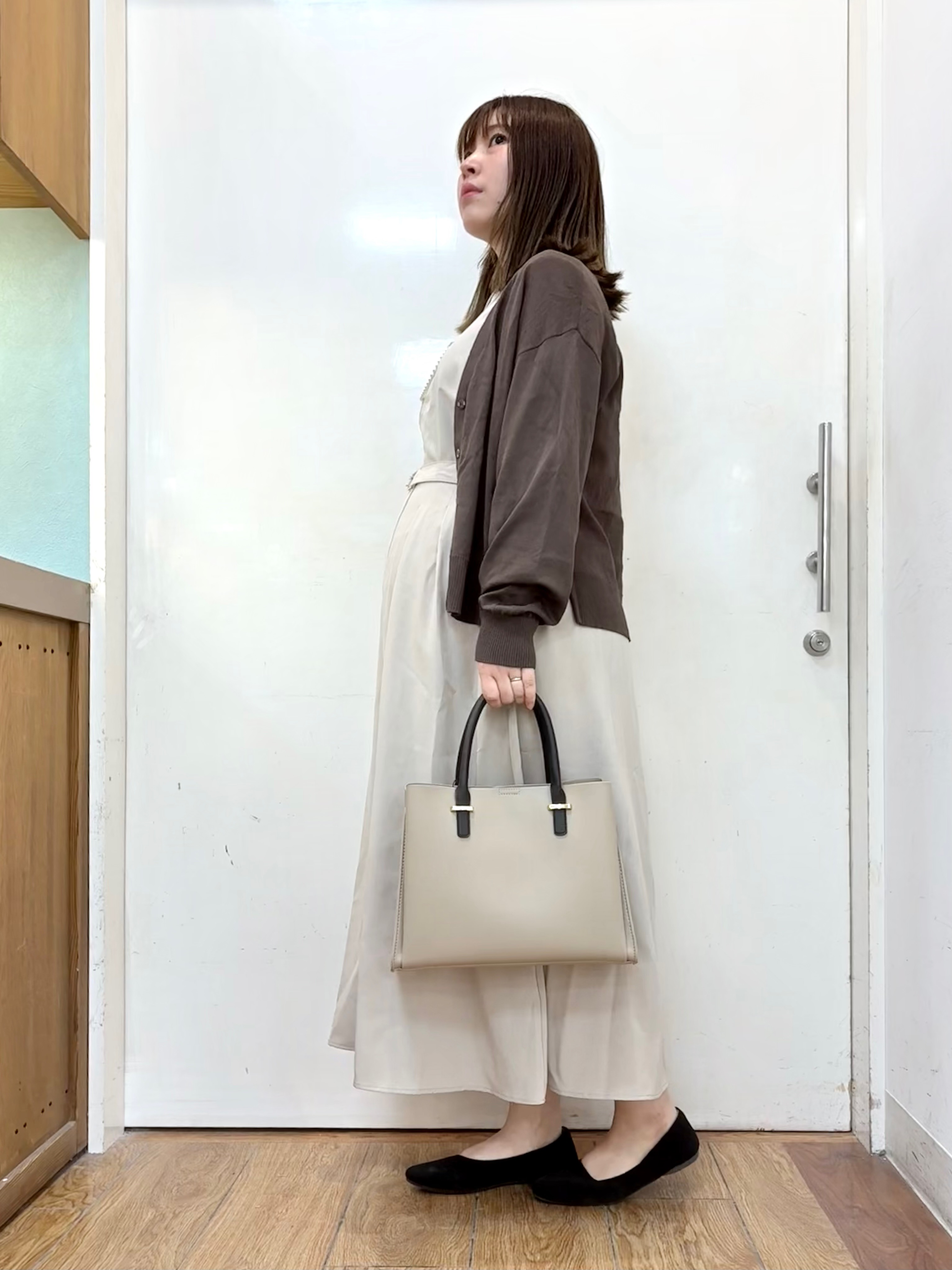 だいわさんの「SHOO･LA･RUE｜【洗濯機可/ひんやり/UV】さらっとしたタッチが心地よい ショート丈 Vネックカーディガン」を使ったコーディネート