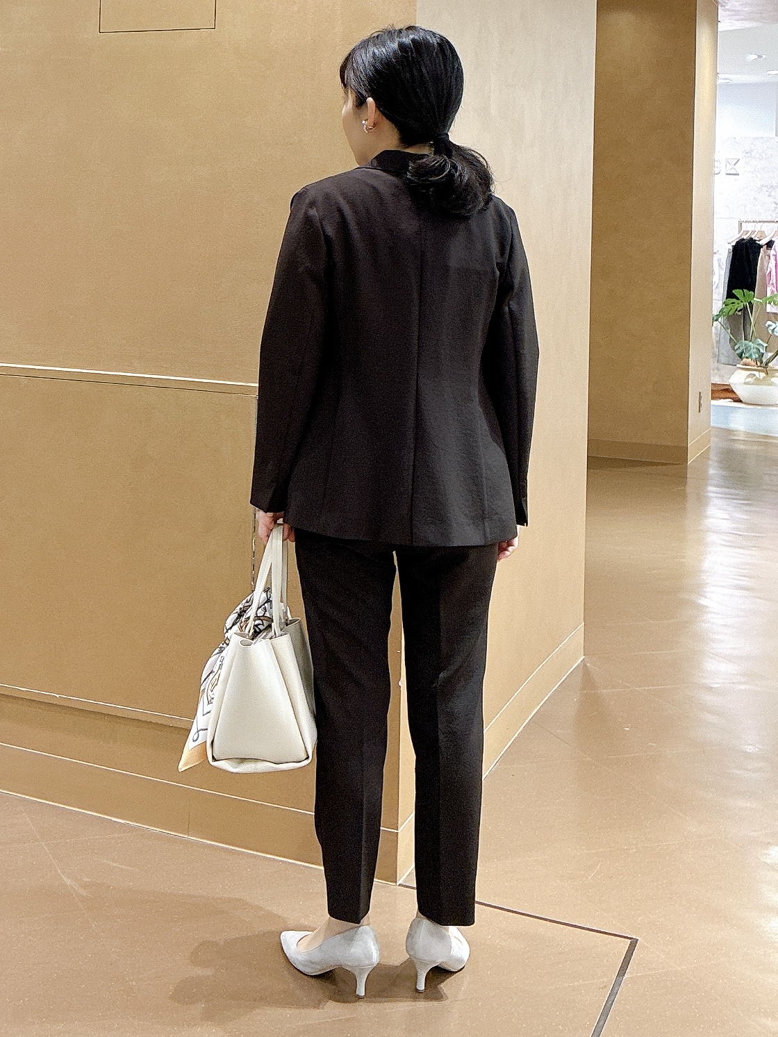 hattoriさんの「INDIVI｜【洗える／UVケア／麻調】テーパードパンツ」を使ったコーディネート