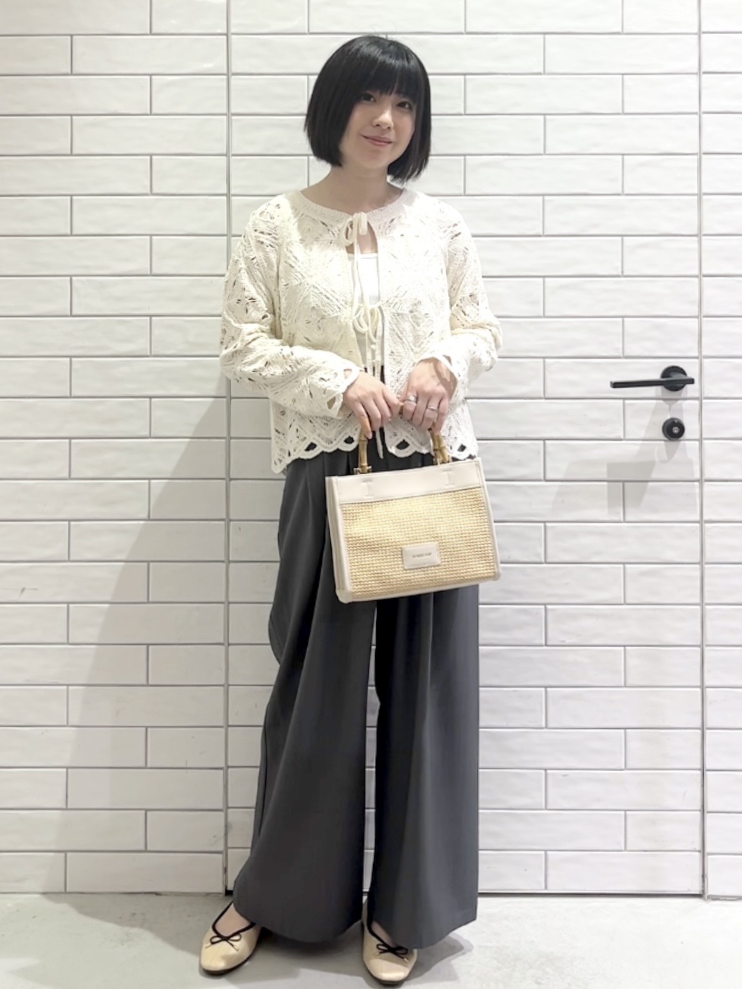 しおりさんの「OPAQUE.CLIP｜かぎ針風ニットカーディガン【洗濯機OK】」を使ったコーディネート
