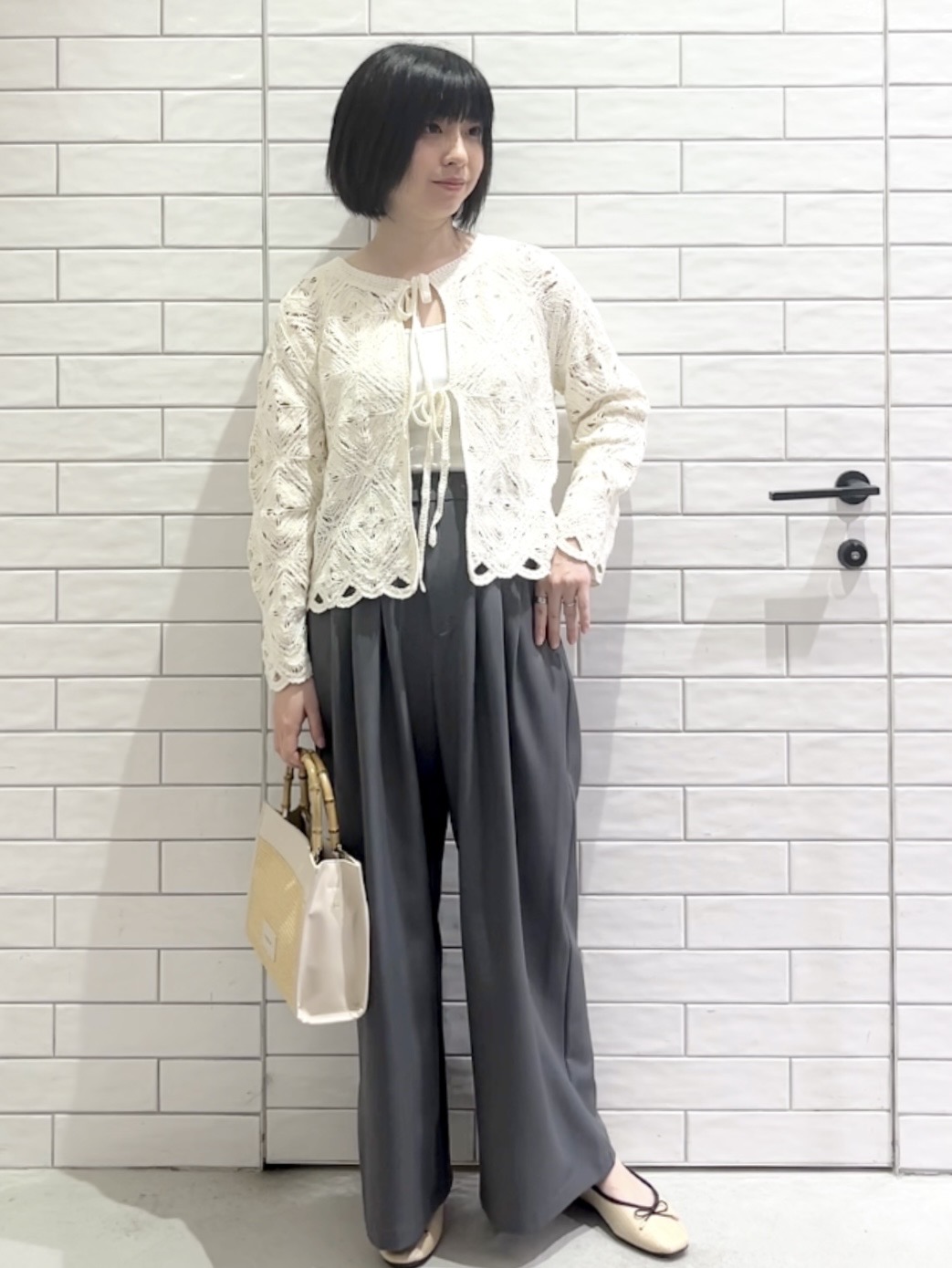 しおりさんの「OPAQUE.CLIP｜かぎ針風ニットカーディガン【洗濯機OK】」を使ったコーディネート