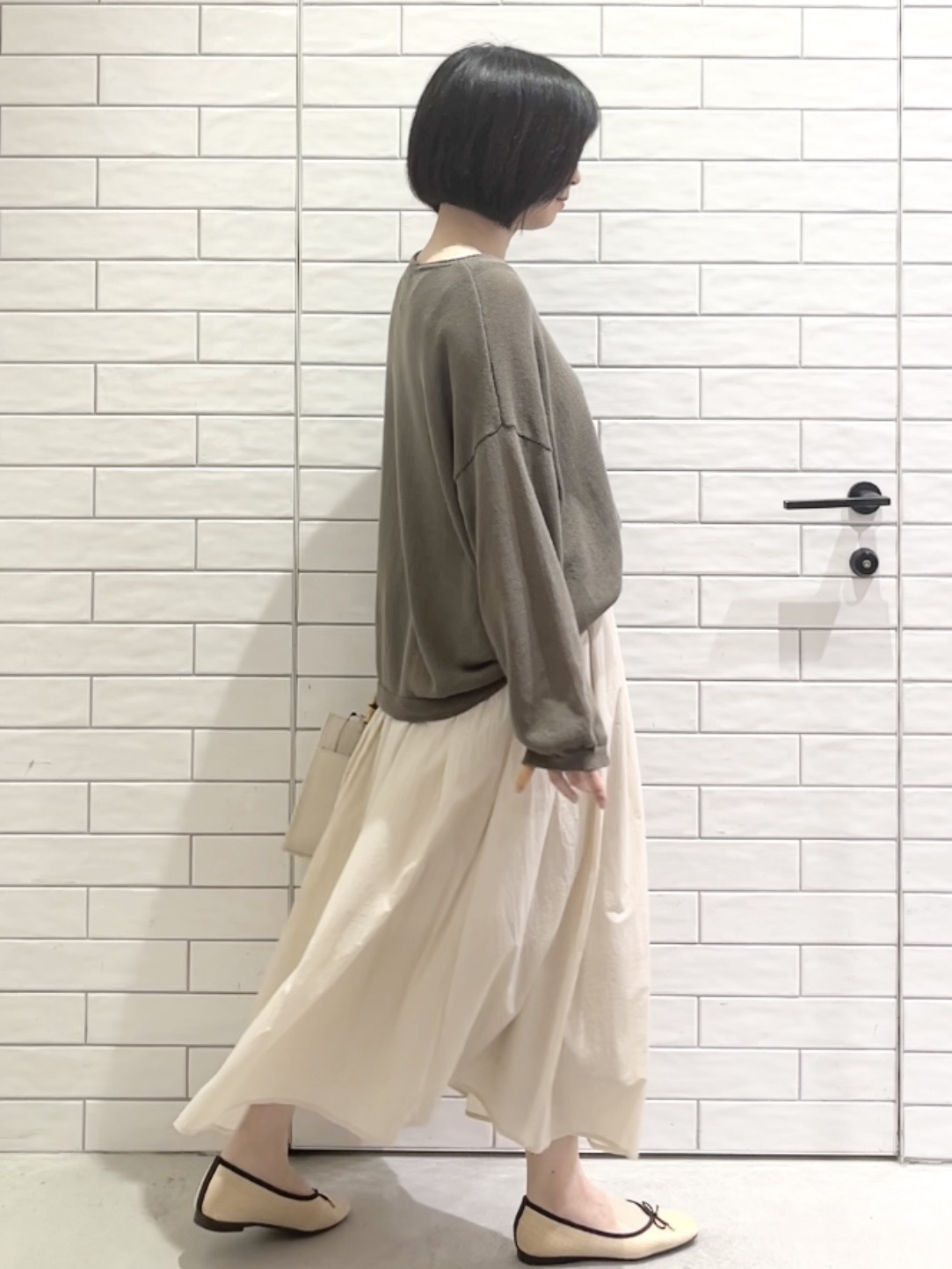 しおりさんの「OPAQUE.CLIP｜麻混リラクシーニット【洗濯機OK】」を使ったコーディネート