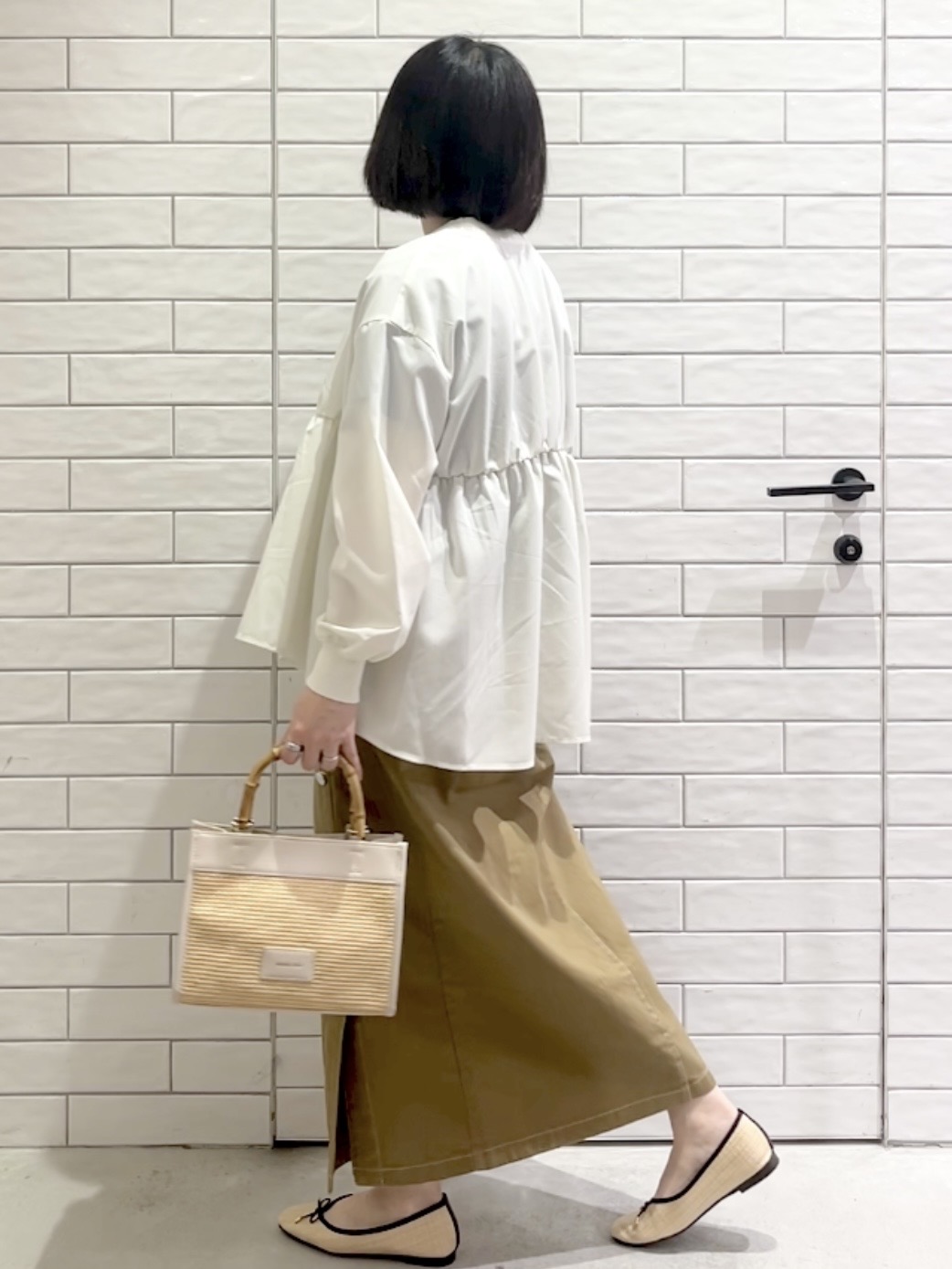 しおりさんの「OPAQUE.CLIP｜ブラウス風Vネックカーディガン【洗濯機OK】」を使ったコーディネート