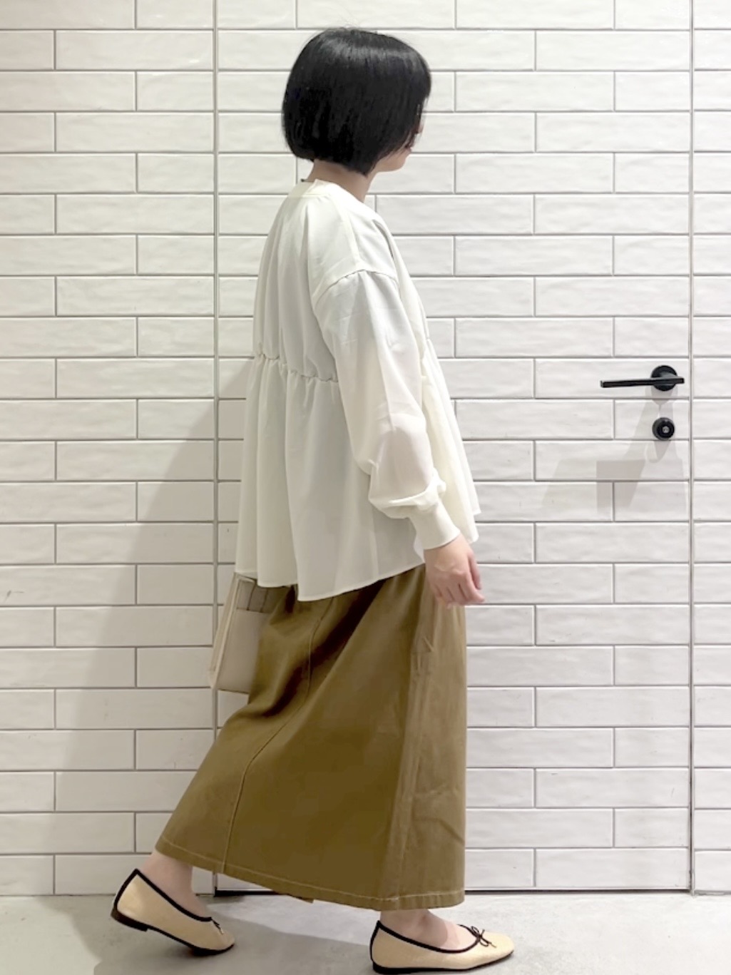 しおりさんの「OPAQUE.CLIP｜ブラウス風Vネックカーディガン【洗濯機OK】」を使ったコーディネート