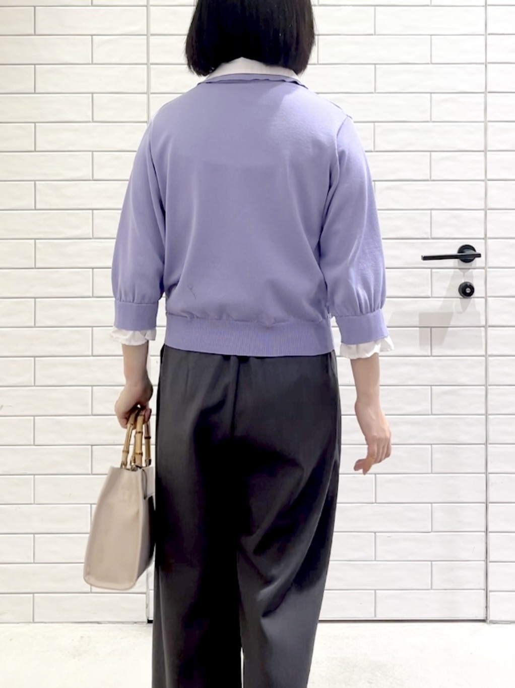 しおりさんの「OPAQUE.CLIP｜シャツレイヤード風ポロニット【洗濯機OK】」を使ったコーディネート