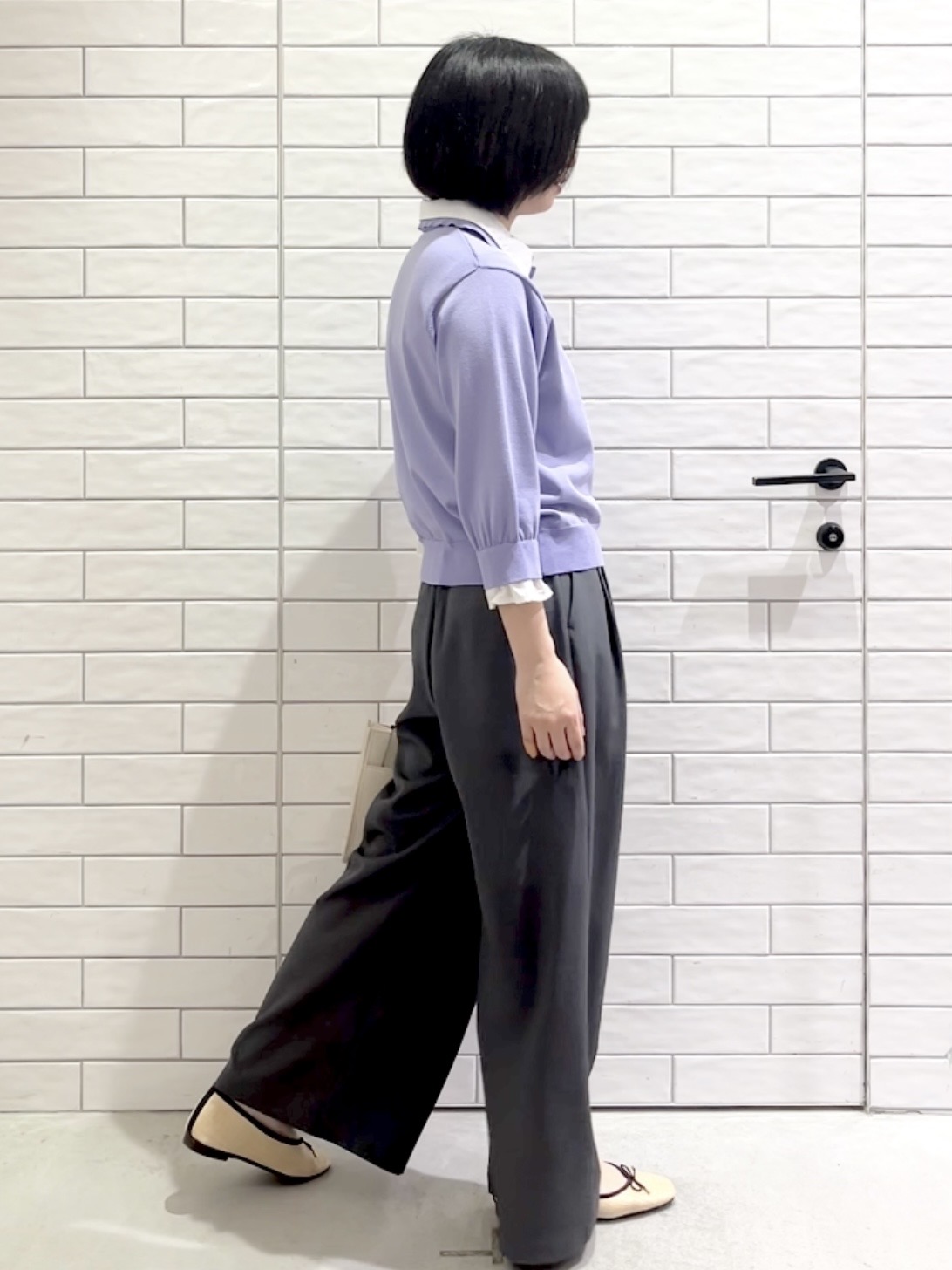 しおりさんの「OPAQUE.CLIP｜シャツレイヤード風ポロニット【洗濯機OK】」を使ったコーディネート