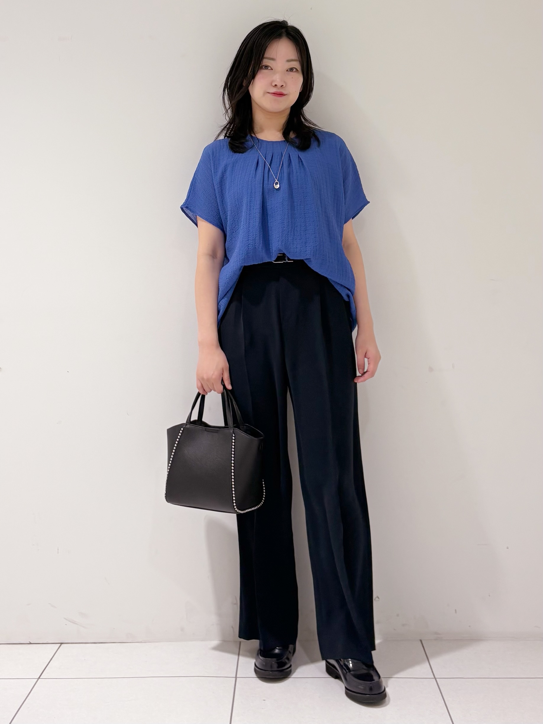 momokoさんの「INDIVI｜【洗える】無地＆チェーン柄 ギャザートップス」を使ったコーディネート