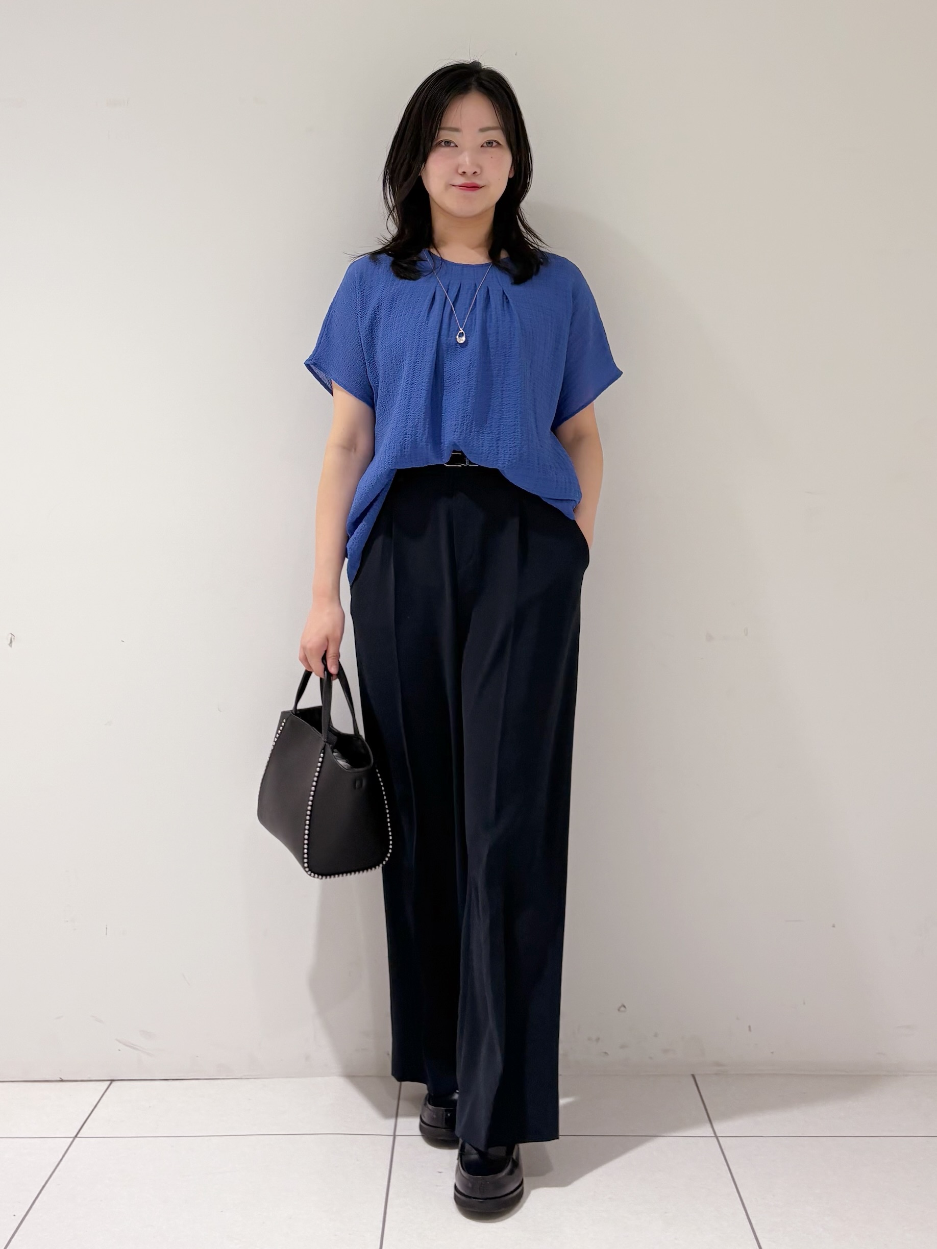 momokoさんの「INDIVI｜【洗える】無地＆チェーン柄 ギャザートップス」を使ったコーディネート