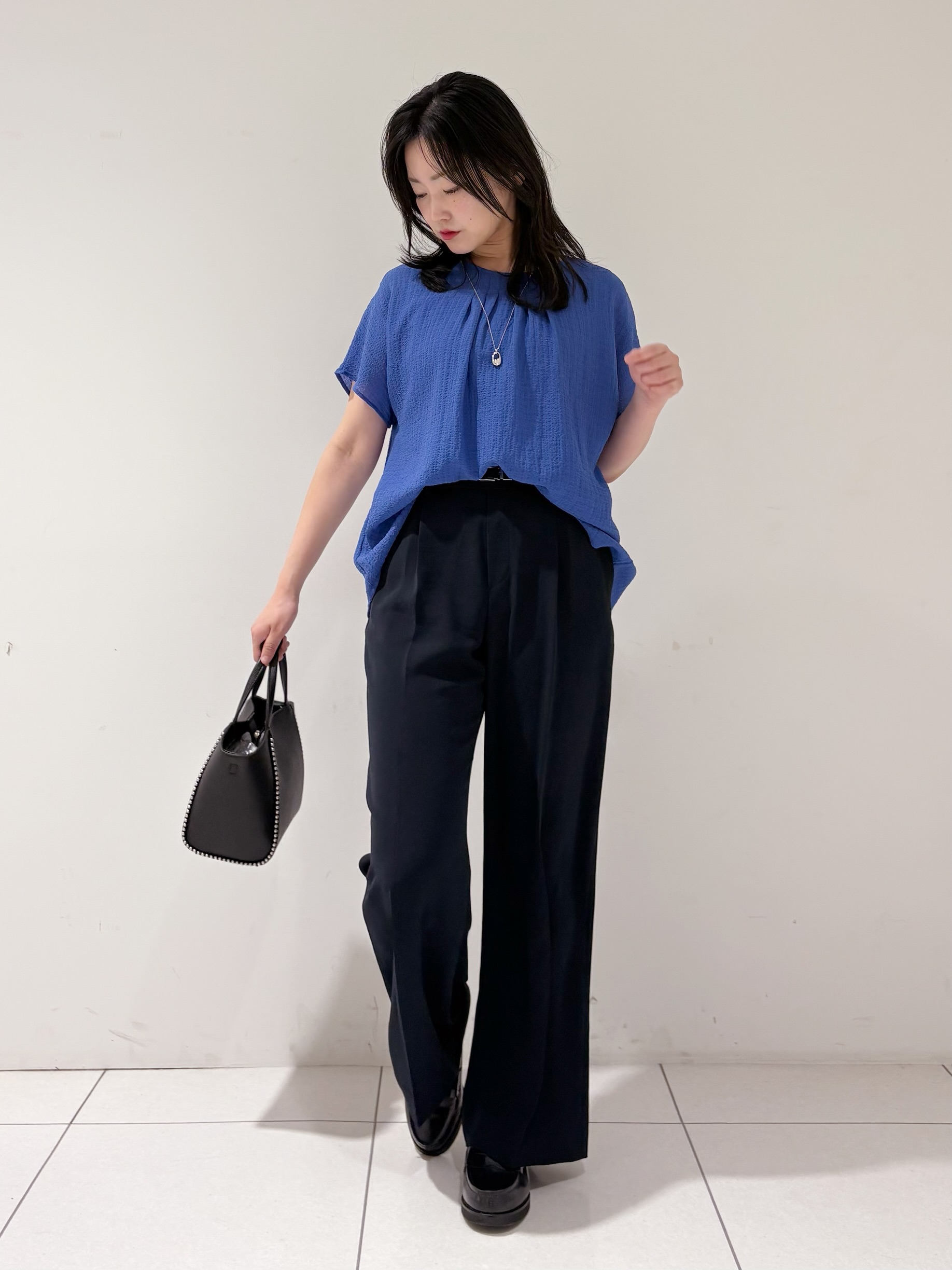 momokoさんの「INDIVI｜【洗える】無地＆チェーン柄 ギャザートップス」を使ったコーディネート