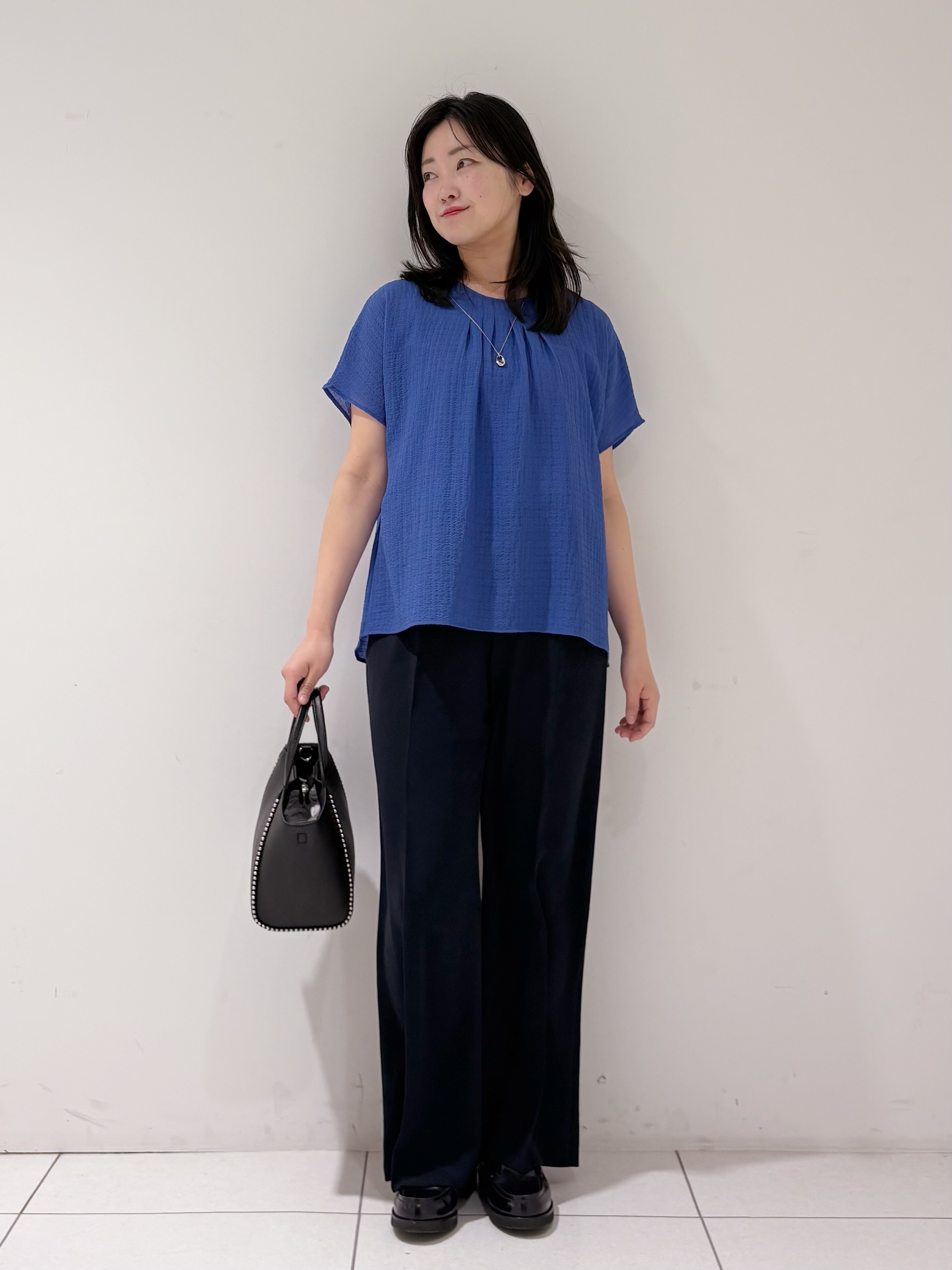 momokoさんの「INDIVI｜【洗える】無地＆チェーン柄 ギャザートップス」を使ったコーディネート