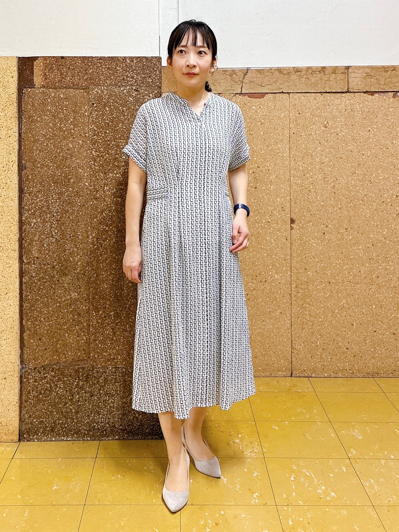 hattoriさんの「INDIVI｜【洗える】無地＆チェーン柄 シャーリングサッカーワンピース」を使ったコーディネート
