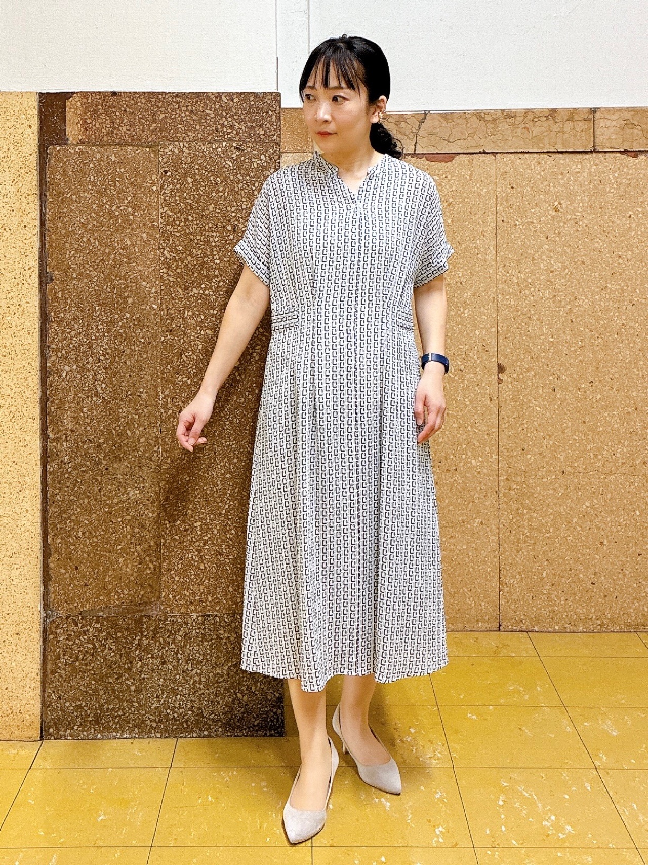 hattoriさんの「INDIVI｜【洗える】無地＆チェーン柄 シャーリングサッカーワンピース」を使ったコーディネート