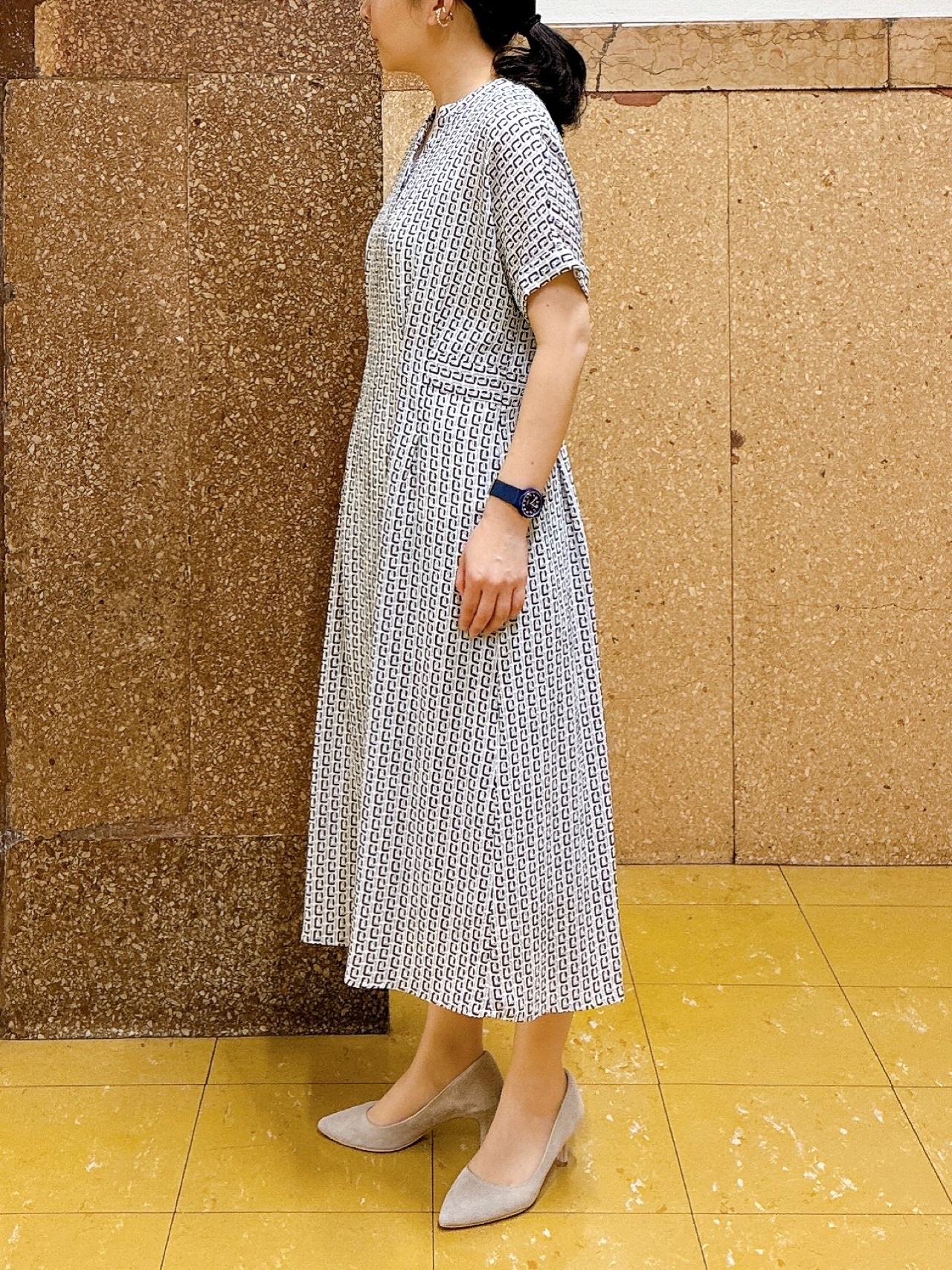 hattoriさんの「INDIVI｜【洗える】無地＆チェーン柄 シャーリングサッカーワンピース」を使ったコーディネート