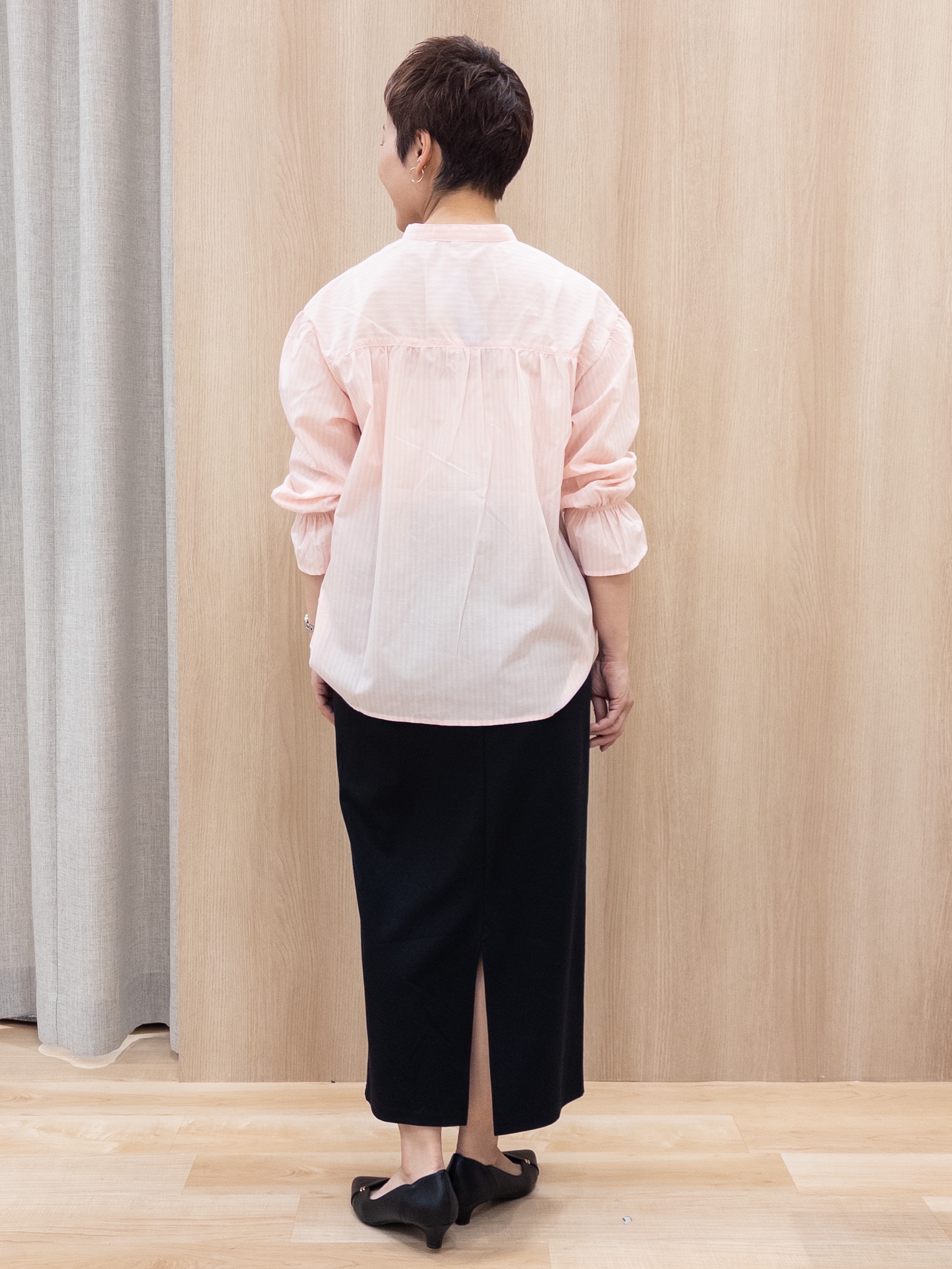 シュウコさんの「grove｜【貴島明日香さん着用／イージーケア／接触冷感】麻混スタンドギャザーシャツ」を使ったコーディネート