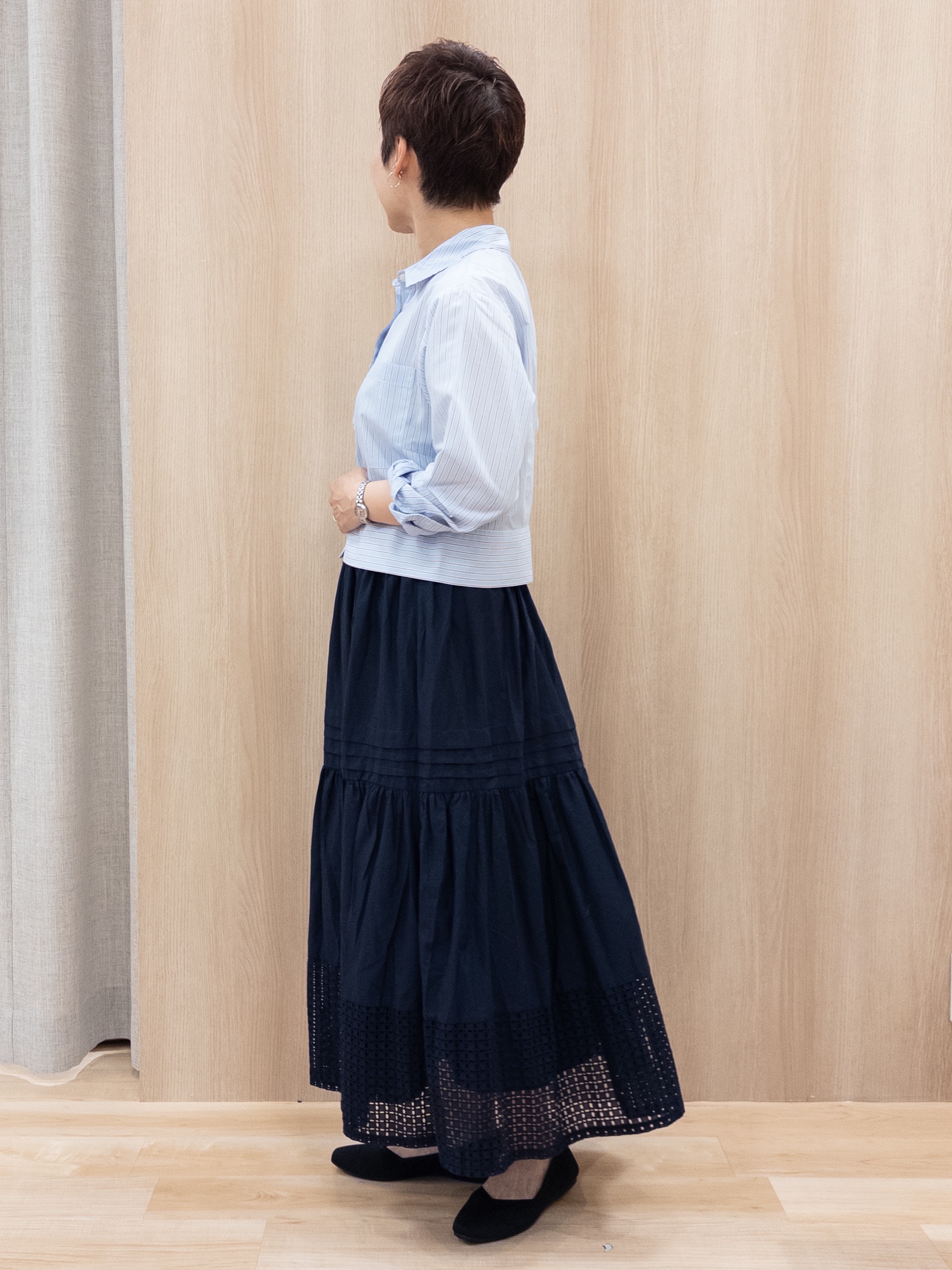 シュウコさんの「grove｜【貴島明日香さん着用／イージーケア／接触冷感】麻混クロップドシャツ」を使ったコーディネート