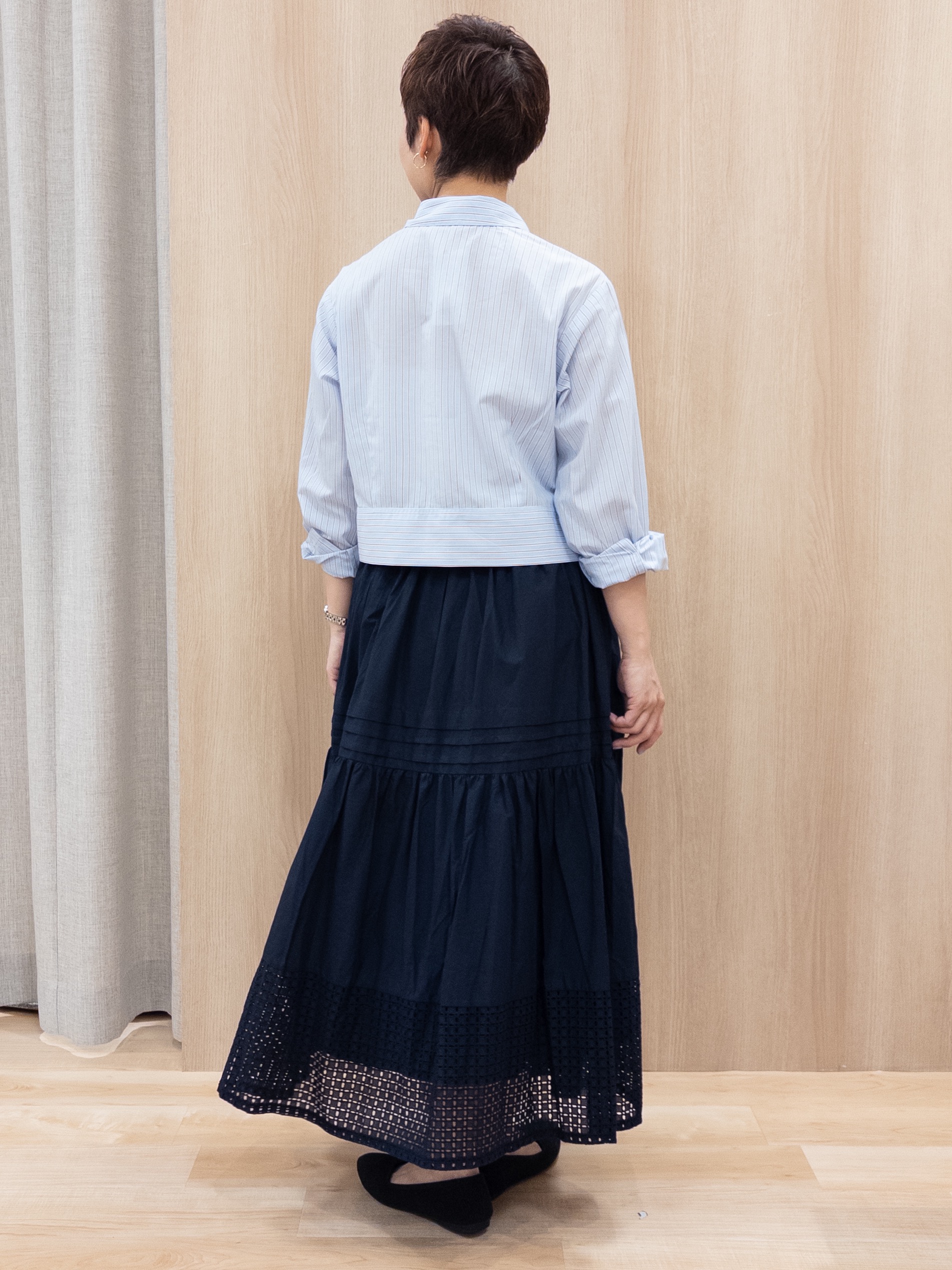 シュウコさんの「grove｜【貴島明日香さん着用／イージーケア／接触冷感】麻混クロップドシャツ」を使ったコーディネート