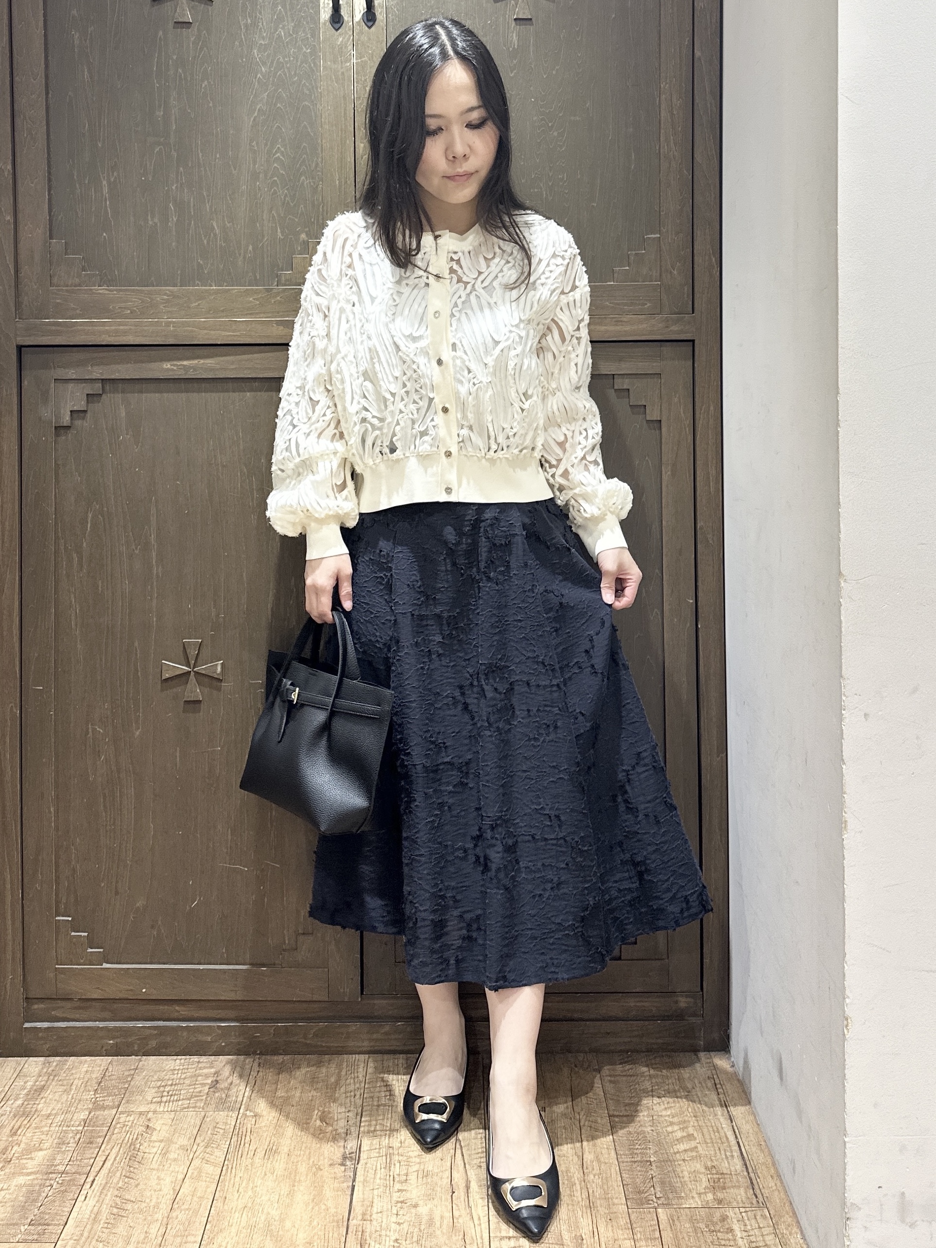 kanaさんの「index｜シアー幾何刺繍カーディガン【洗濯機OK】」を使ったコーディネート