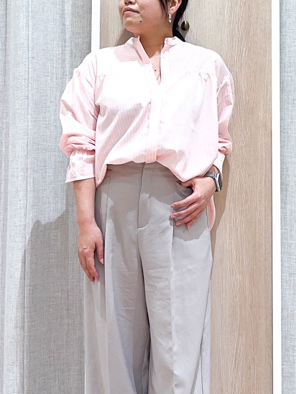 naoさんの「grove｜【貴島明日香さん着用／イージーケア／接触冷感】麻混スタンドギャザーシャツ」を使ったコーディネート