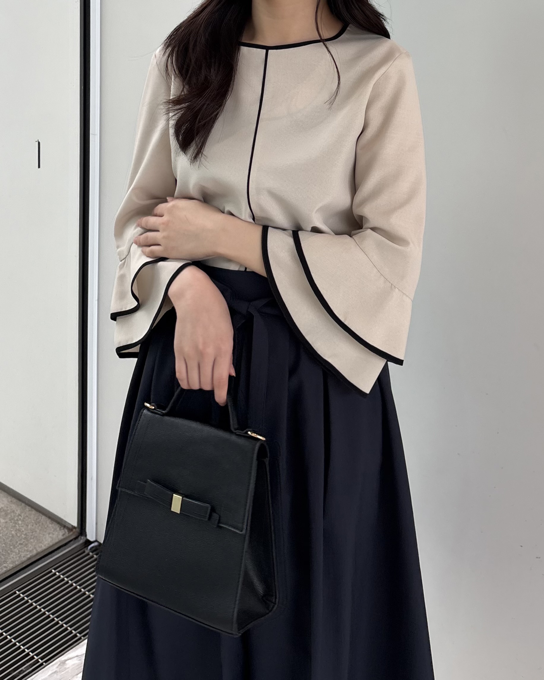 AOIさんの「Couture brooch｜【イージーケア・接触冷感・吸水速乾】配色ラッフルブラウス」を使ったコーディネート