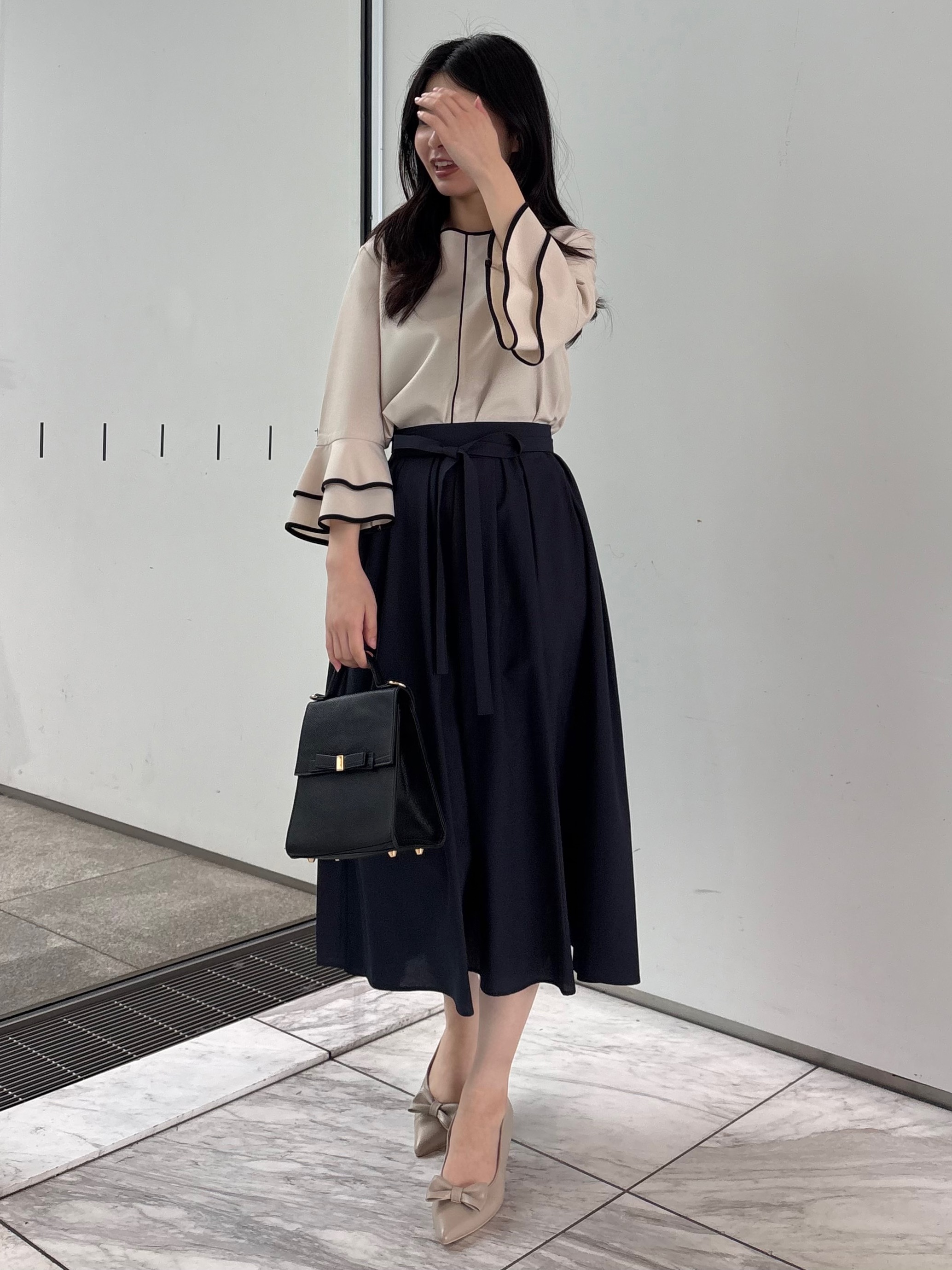 AOIさんの「Couture brooch｜【イージーケア・接触冷感・吸水速乾】配色ラッフルブラウス」を使ったコーディネート