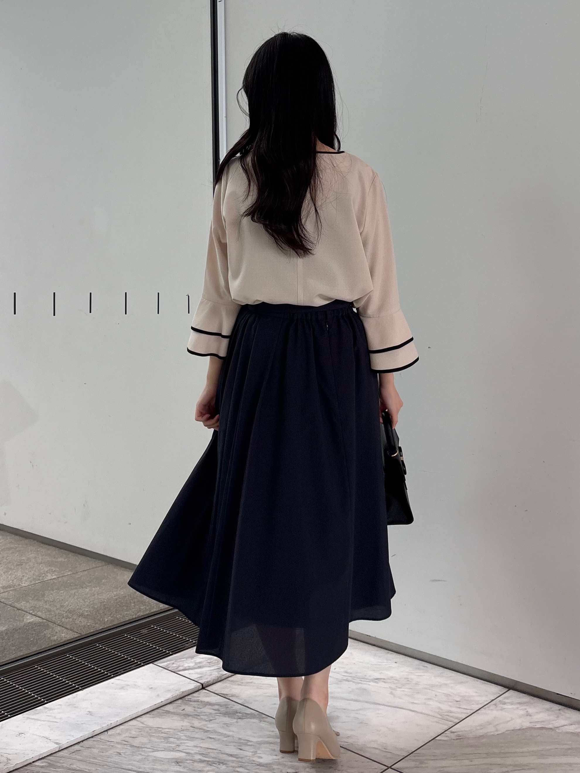 AOIさんの「Couture brooch｜【イージーケア・接触冷感・吸水速乾】配色ラッフルブラウス」を使ったコーディネート