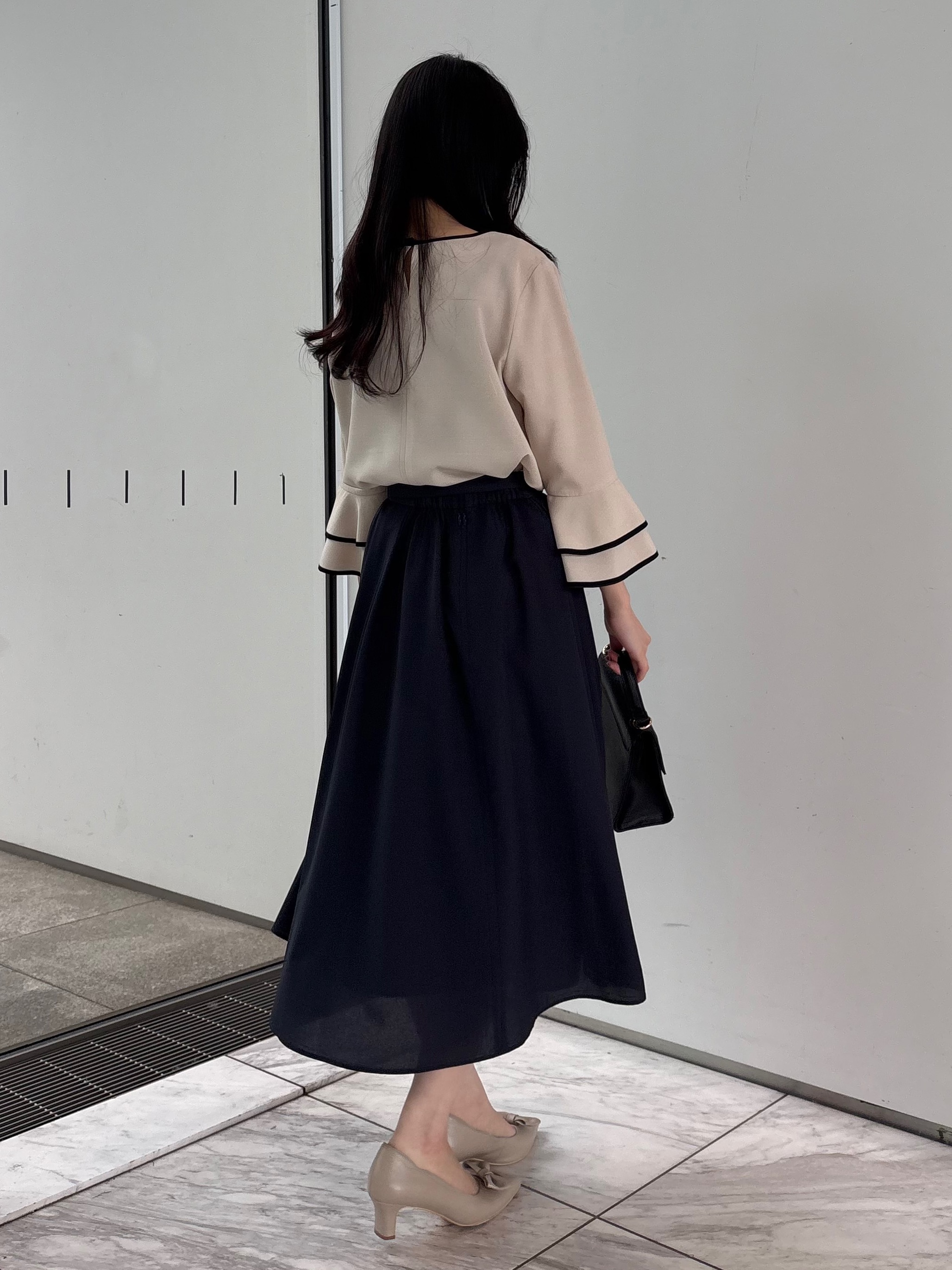 AOIさんの「Couture brooch｜【イージーケア・接触冷感・吸水速乾】配色ラッフルブラウス」を使ったコーディネート