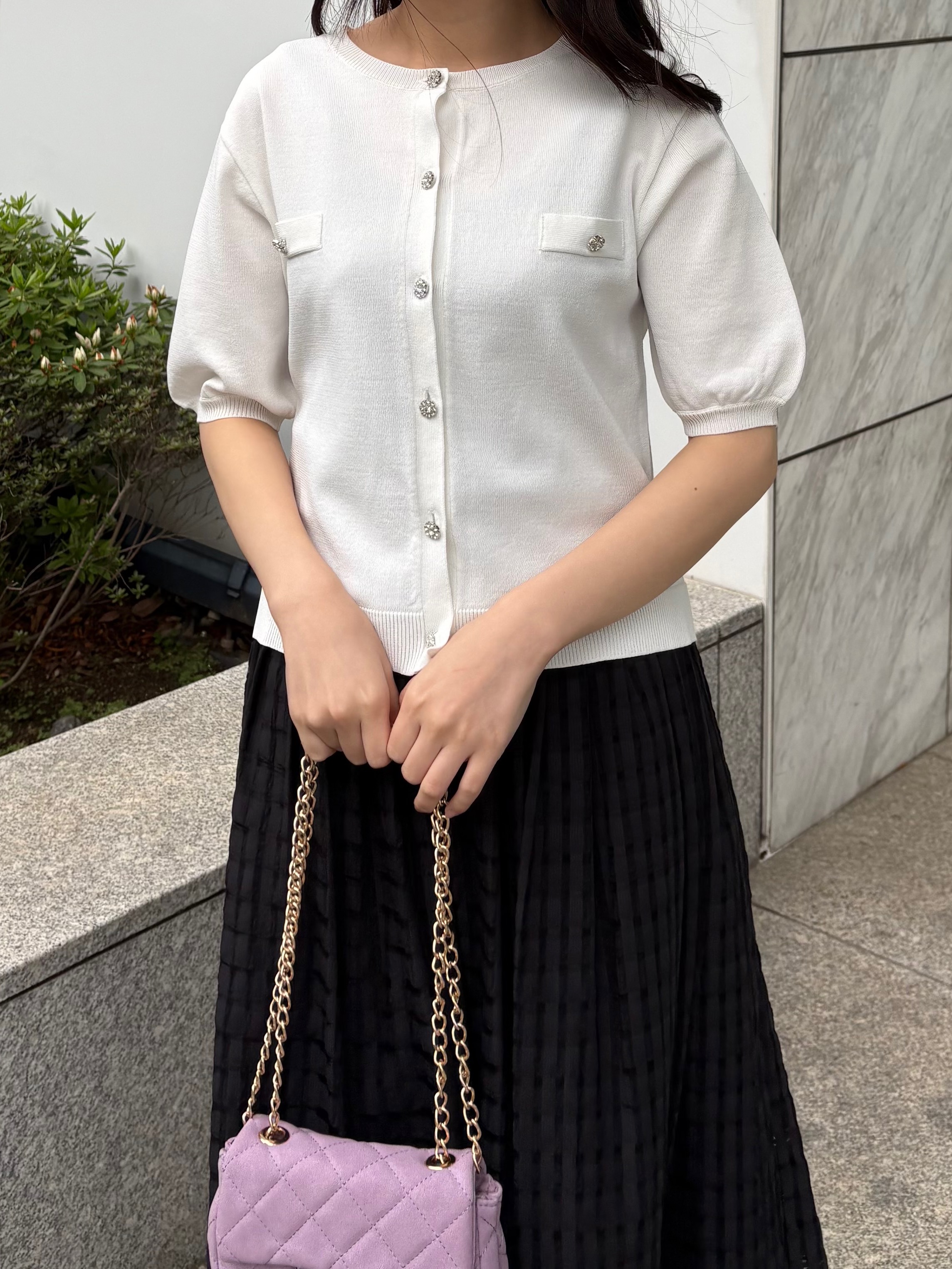 AOIさんの「Couture brooch｜【洗える・着映え】ビジューボタン 半袖カーディガン」を使ったコーディネート