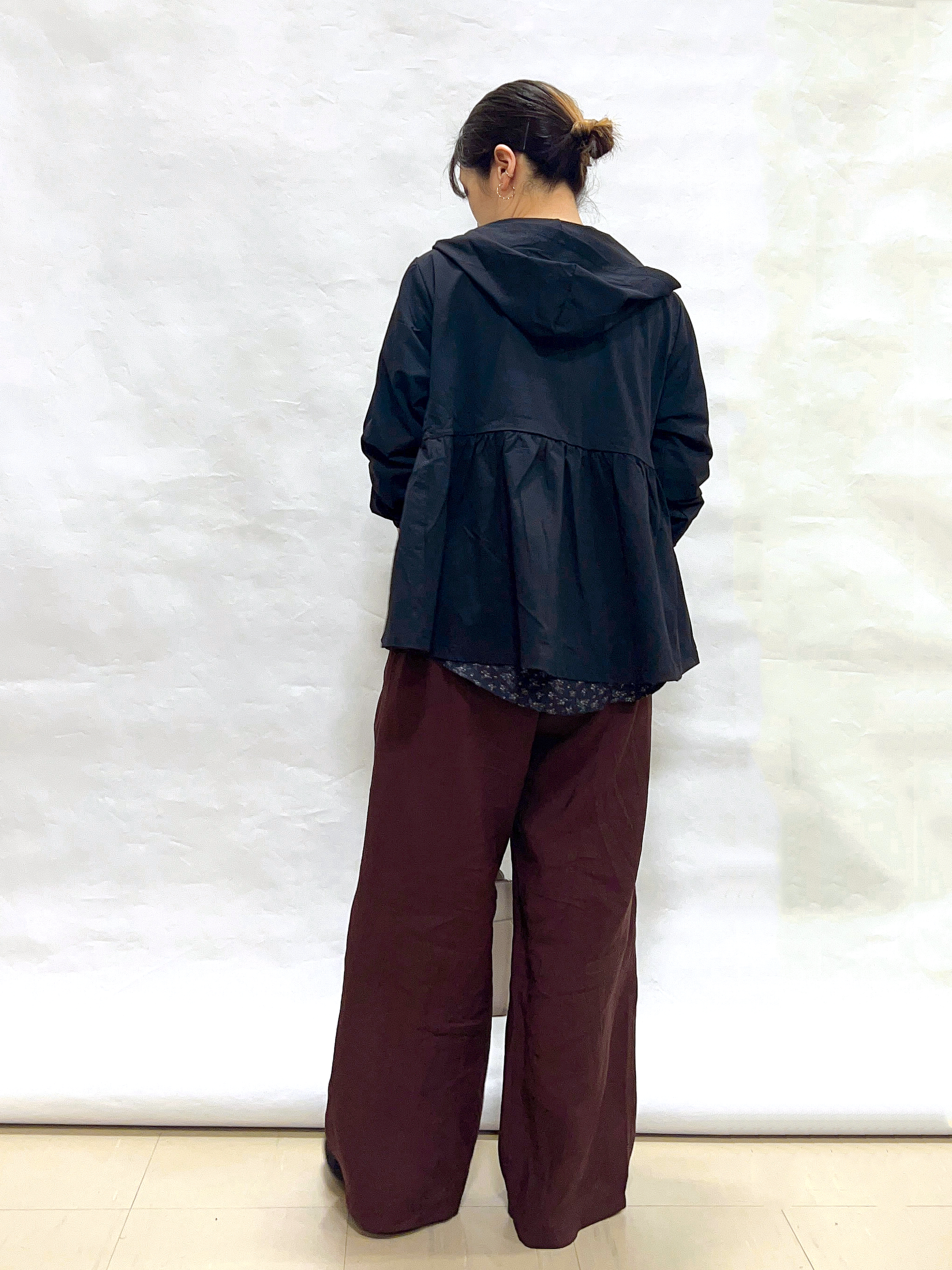 まっつんさんの「SHOO･LA･RUE｜【ひんやり/S-LL/体型カバー】ペプラムフリルとゴールドパーツが女性らしい UVパーカ」を使ったコーディネート