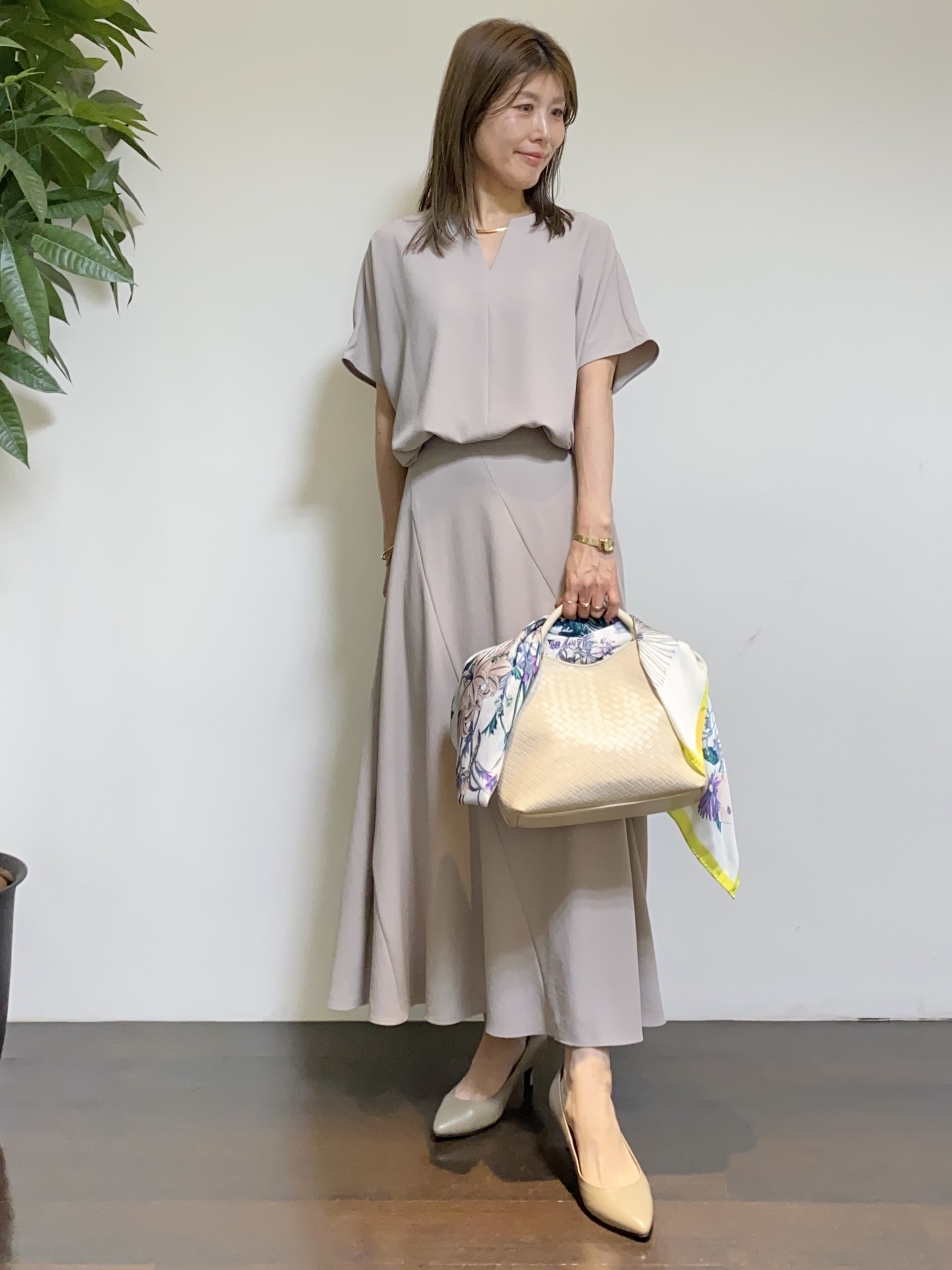 tomoさんの「UNTITLED｜【UV/接触冷感/セットアップ可】リラクシーキーVネックブラウス」を使ったコーディネート